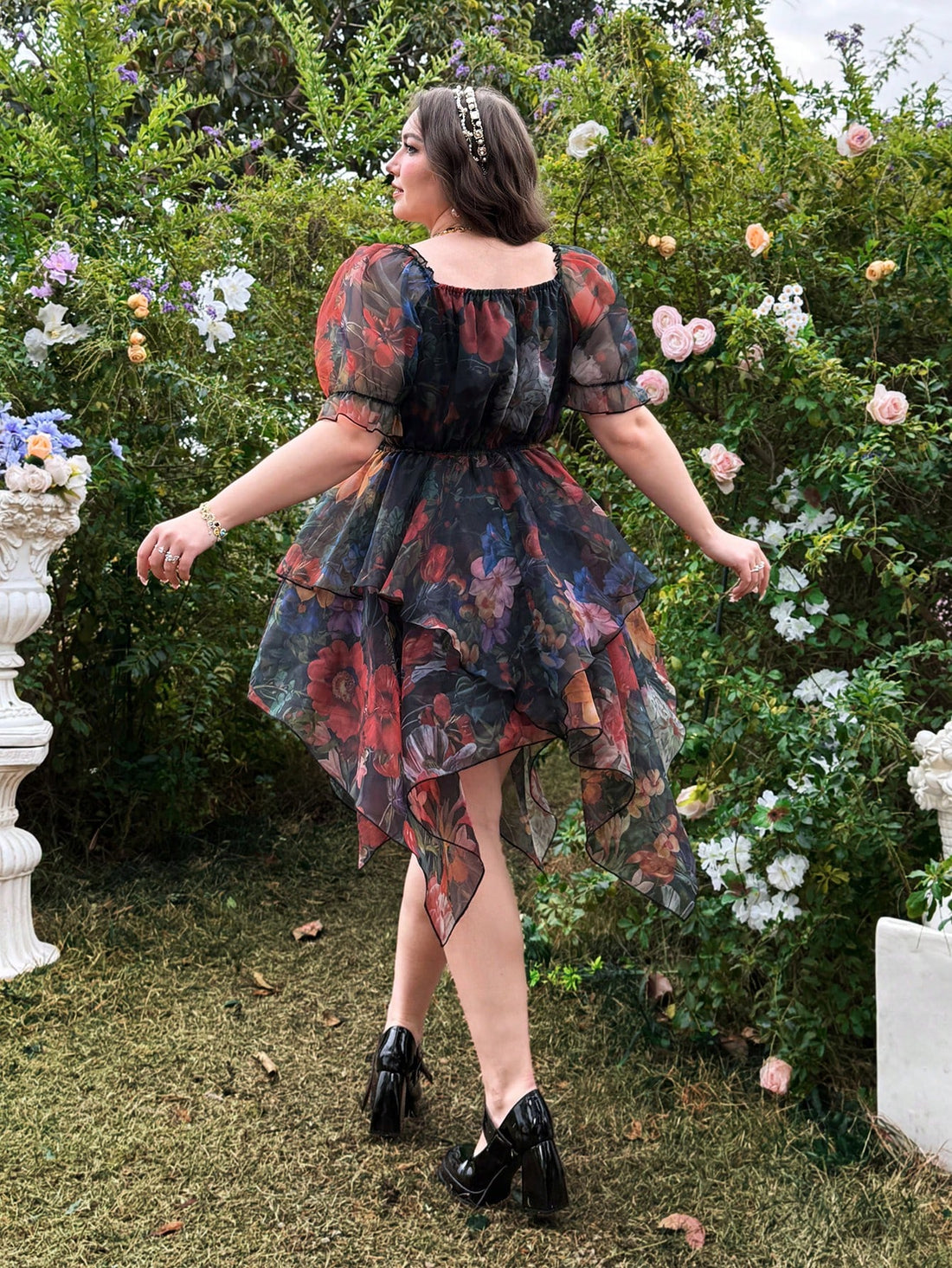 Get ready to turn heads in this Elegant Plus Size Warm Weather Floral Chiffon Dress! The square collar adds a touch of sophistication, while the asymmetrical hem keeps things interesting. Made for warm weather, this dress is perfect for any occasion.