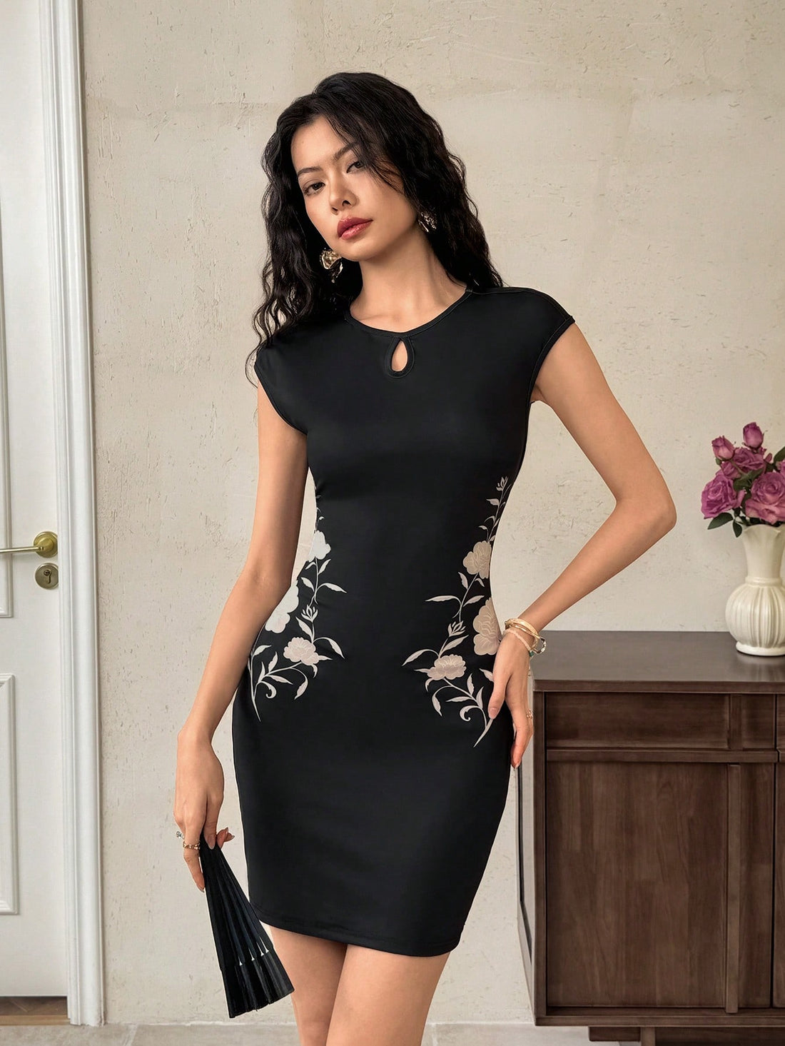 Step into sunshine with this playful floral mini dress, designed to brighten your day. The chic keyhole neckline adds a touch of flirtiness, while raglan sleeves keep your look effortlessly cool. Perfect for twirling through garden parties or casual outings, this dress blends fun vibes with feminine charm.