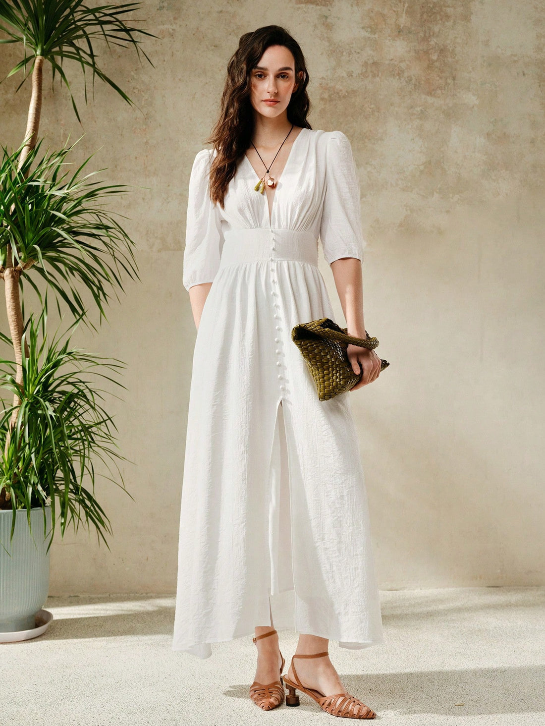 Add a touch of elegance to your wardrobe with this long dress featuring puff sleeves and a cinched waist. Perfect for both casual and formal occasions, this dress will make you feel confident and stylish. A versatile piece that will elevate any outfit!