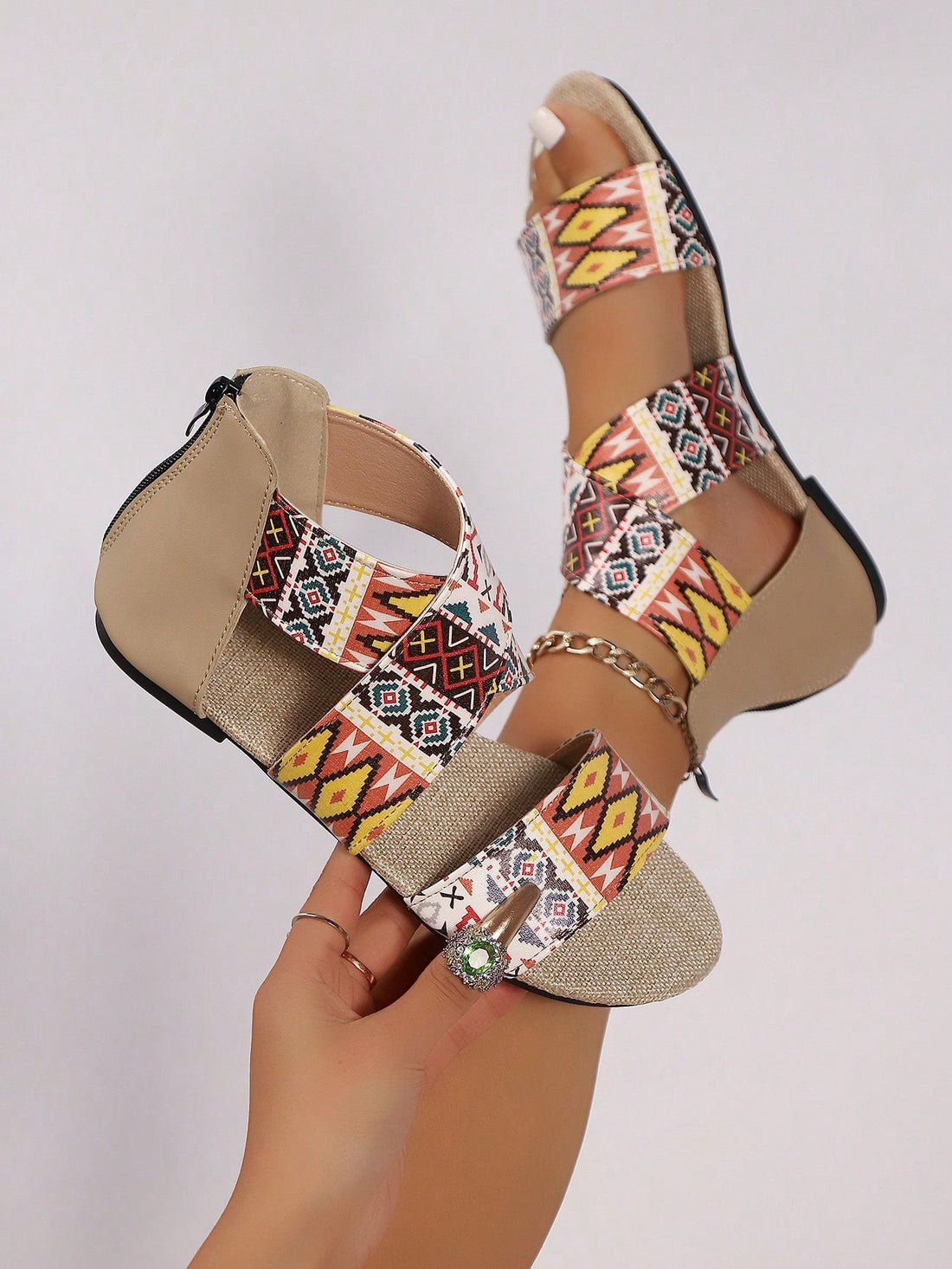 Zip up style with these stylish and chic Roman sandals for women. Perfect for the beach, these flat sandals are both fashionable and functional. Your feet will thank you.