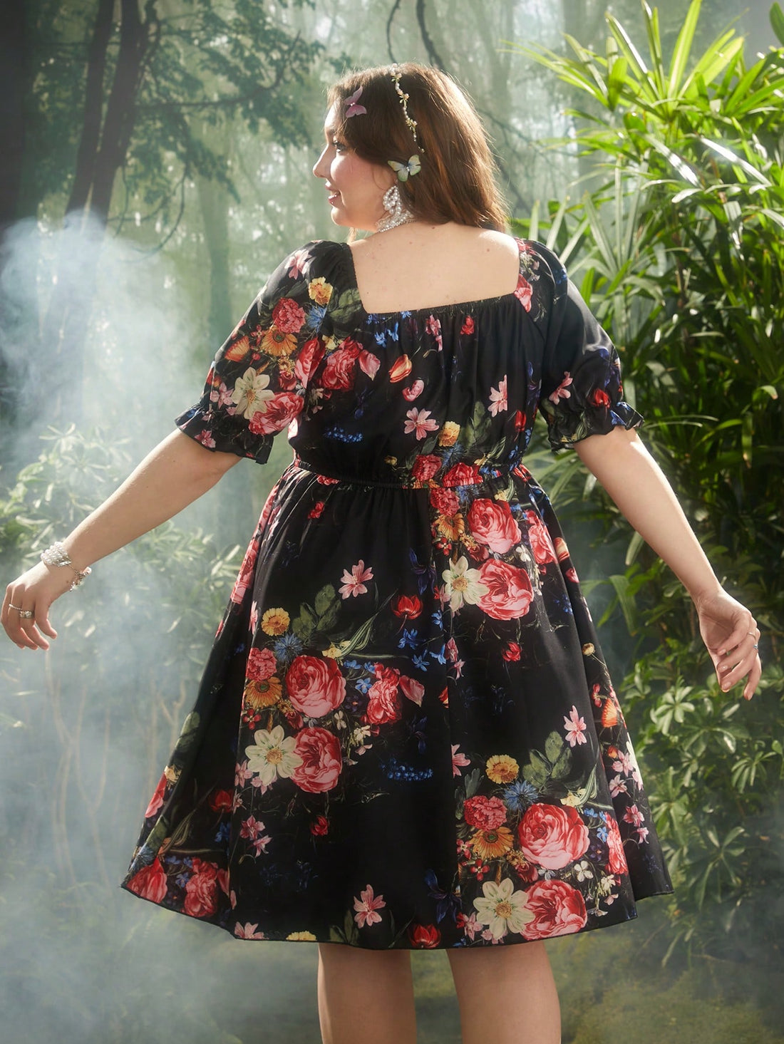 Add some vintage charm to your summer wardrobe with our Elegant Plus Size Midi Dress. Featuring beautiful oil painting print, puff sleeves, and a square neck, this dress is sure to turn heads. Perfect for casual wear, this dress is both stylish and comfortable. A must-have piece for any fashion-forward individual!