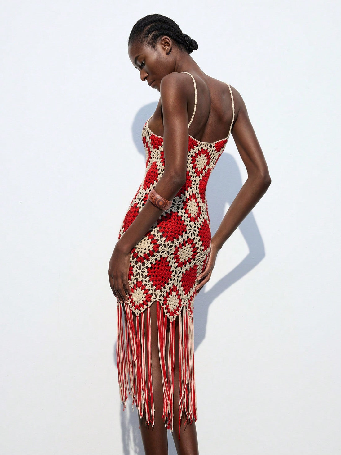 Looking for the perfect dress for summer beach vacation? Look no further! This stylish crochet knitted dress in black and beige is the ideal choice. Its unique design is eye-catching, while the lightweight fabric ensures comfort on hot days. Bring a touch of elegance to your vacation wardrobe with this must-have dress.