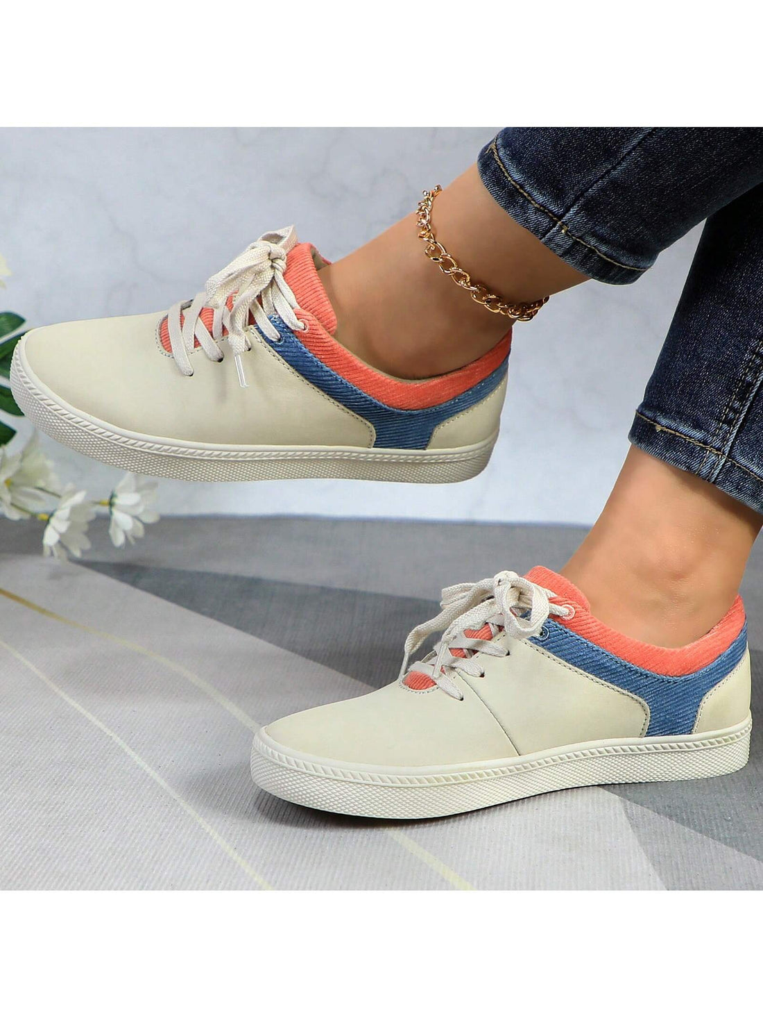 These stylish leather sneakers are designed with arch support and lightweight outsoles for all-day walking comfort. Perfect for women looking for both style and comfort in their footwear. Walk in style and comfort all day long with these sneakers!