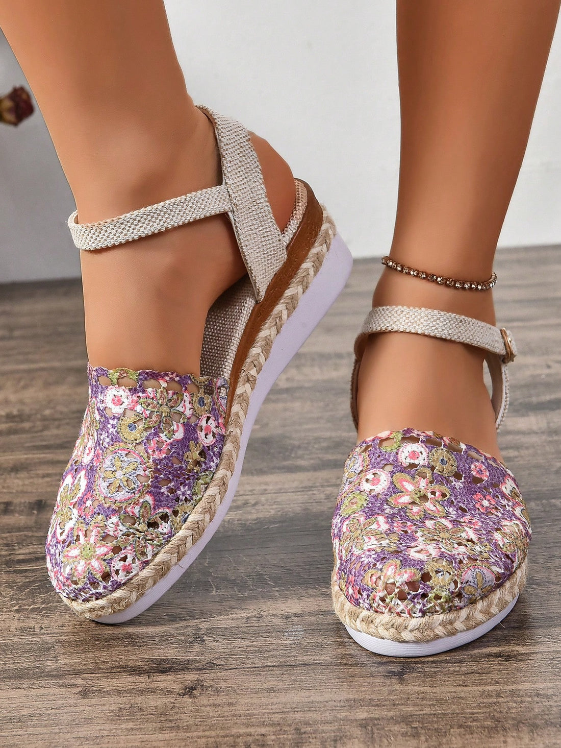 Step into summer with these stylish women's beige linen wedge heels! Their breathable linen fabric keeps your feet cool, while the non-slip sole ensures confident strides on any surface. Perfect for adding a playful touch to your sunny-day outfits, these wedges combine comfort and chic effortlessly.