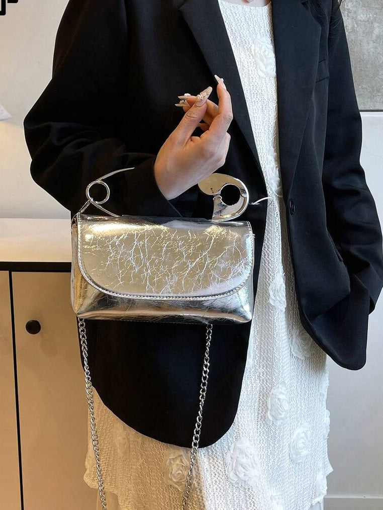 Add timeless elegance to your wardrobe with this vintage burgundy shoulder bag for women. Designed with a rich burgundy finish and a sophisticated decorative brooch, this versatile handbag blends classic charm with modern functionality, making it a stylish choice for both everyday wear and special occasions.