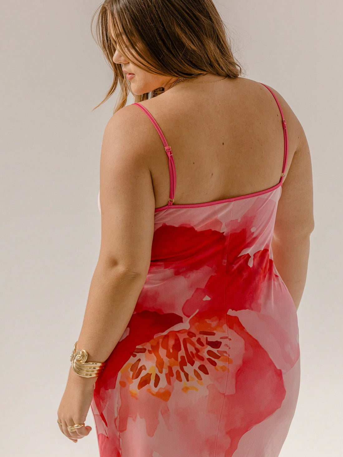 Step into sunshine with this Curve Plus Size Watercolor Floral Bodycon Maxi Dress! Featuring delicate spaghetti straps and a vibrant, artistic floral print, it’s designed to hug your curves and keep you cool all summer long. Whether you're headed to a garden party or a beachside stroll, this playful dress brings effortless elegance with every step. Embrace your summer style with a splash of color and a flattering fit made just for you!