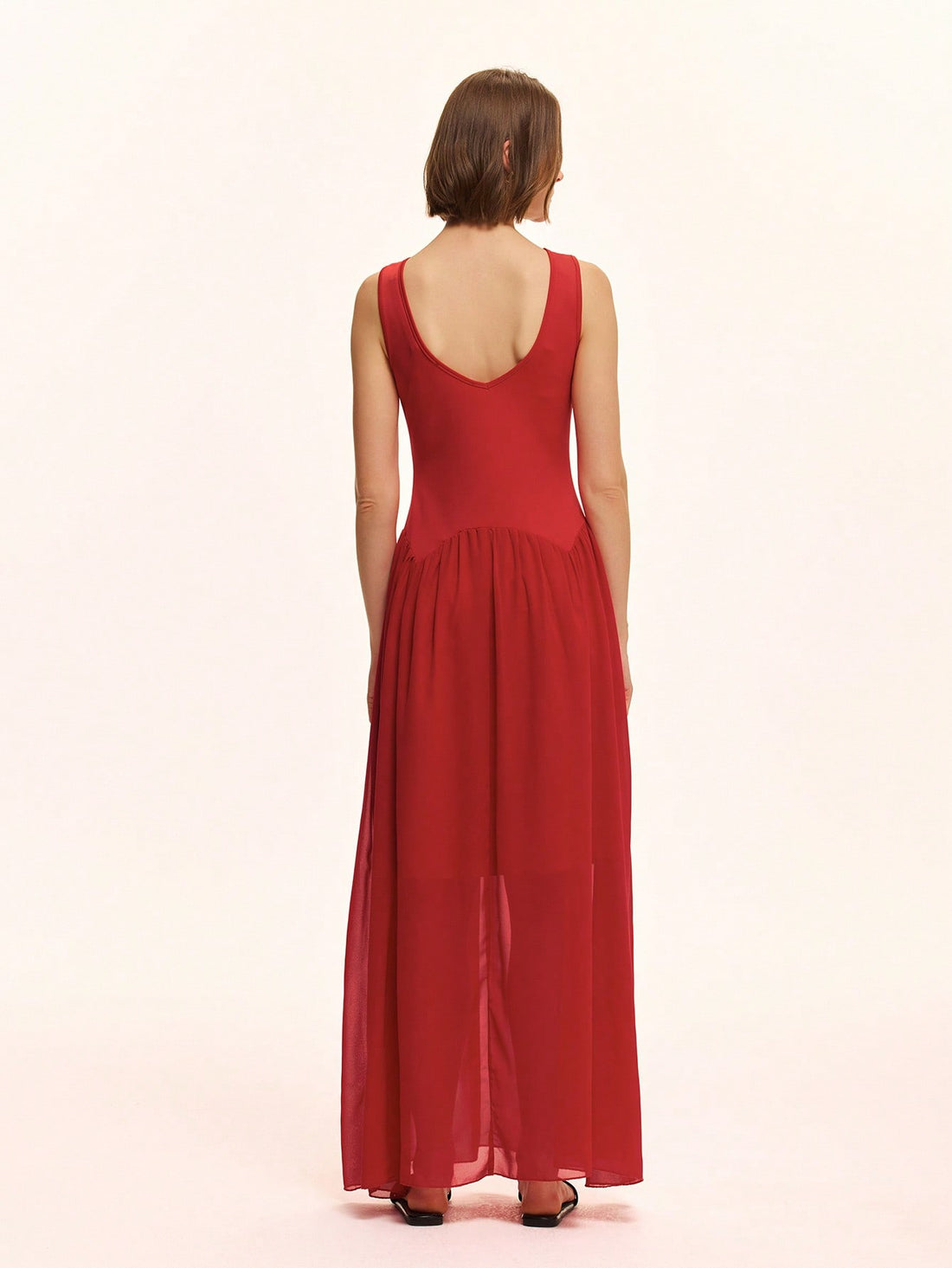 This playful A-line chiffon dress brings effortless elegance with its breezy sleeveless design and charming round neck. The backless ruched patchwork adds a flirty twist, making it perfect for twirling through sunny days or dancing the night away. Its solid color keeps things simple yet striking, letting your vibrant personality shine through every step.