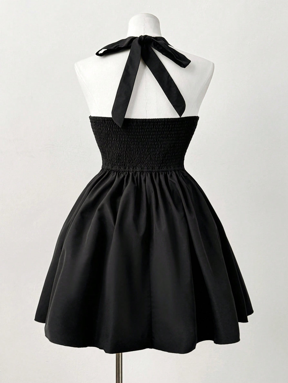 Get ready to turn heads in our Elegant Plus Size Halter A-Line Pearl Dress! With a vintage knee-length style perfect for spring and summer, you'll feel confident and stylish in this unique dress. The halter design adds a touch of elegance, while the pearls provide a touch of glamour. Perfect for any occasion, this dress will be a staple in your wardrobe.