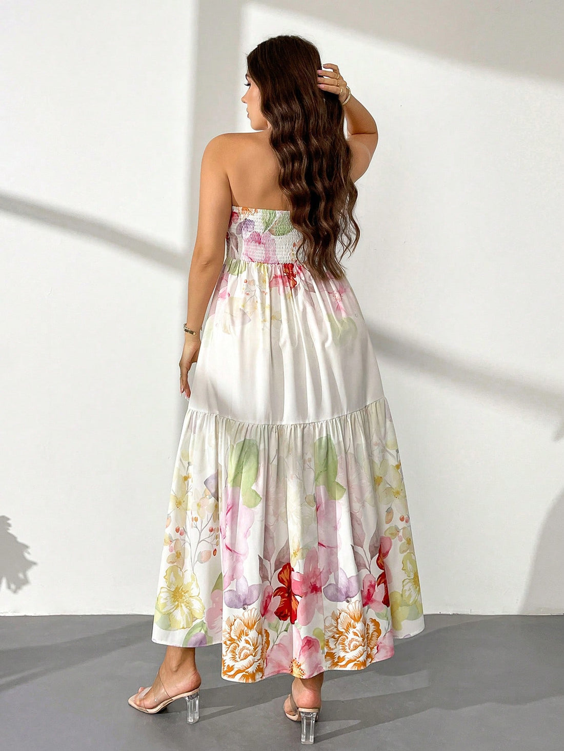 This plus-size floral print A-line dress combines style and comfort with a flattering silhouette that enhances your natural shape. The ruffle hem adds a delicate, feminine touch, making it ideal for both casual outings and special occasions. Crafted to provide effortless elegance, this dress ensures a polished look without sacrificing ease of wear.