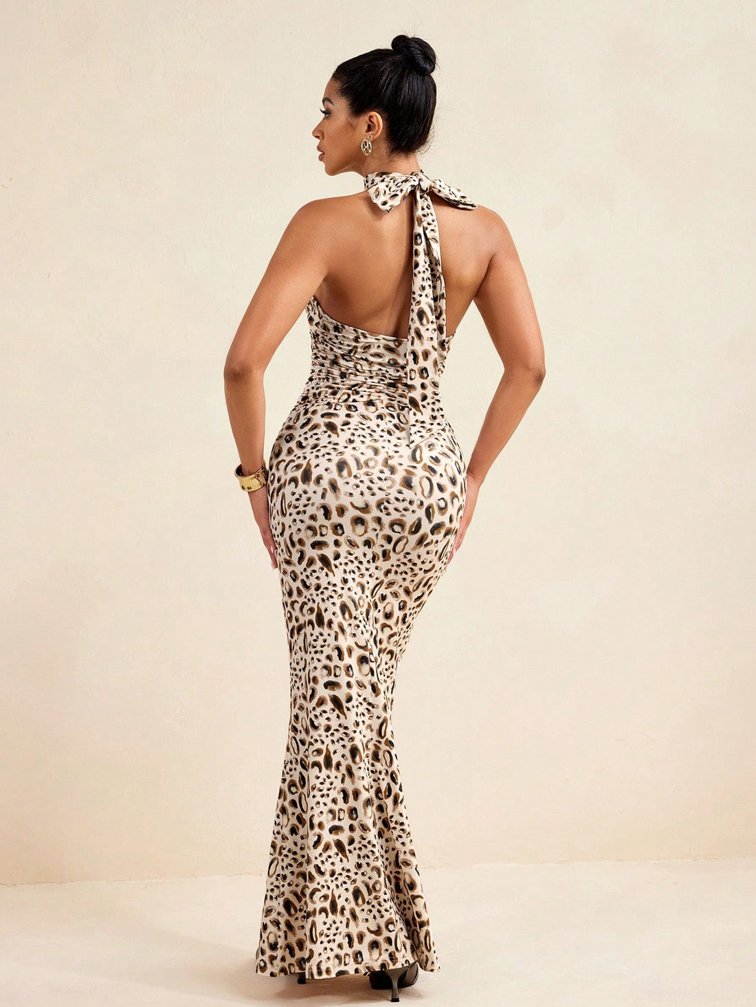 Turn heads this season in our stunning leopard print halter maxi dress! This showstopper features a flattering halter neckline and flowing maxi silhouette that moves beautifully with every step. The bold leopard print adds instant edge and sophistication to your summer wardrobe. Whether you're heading to a garden party, beach wedding, or night out with friends, this versatile piece transitions effortlessly from day to evening. Comfortable, chic, and undeniably fabulous—your new go-to dress for making a stat