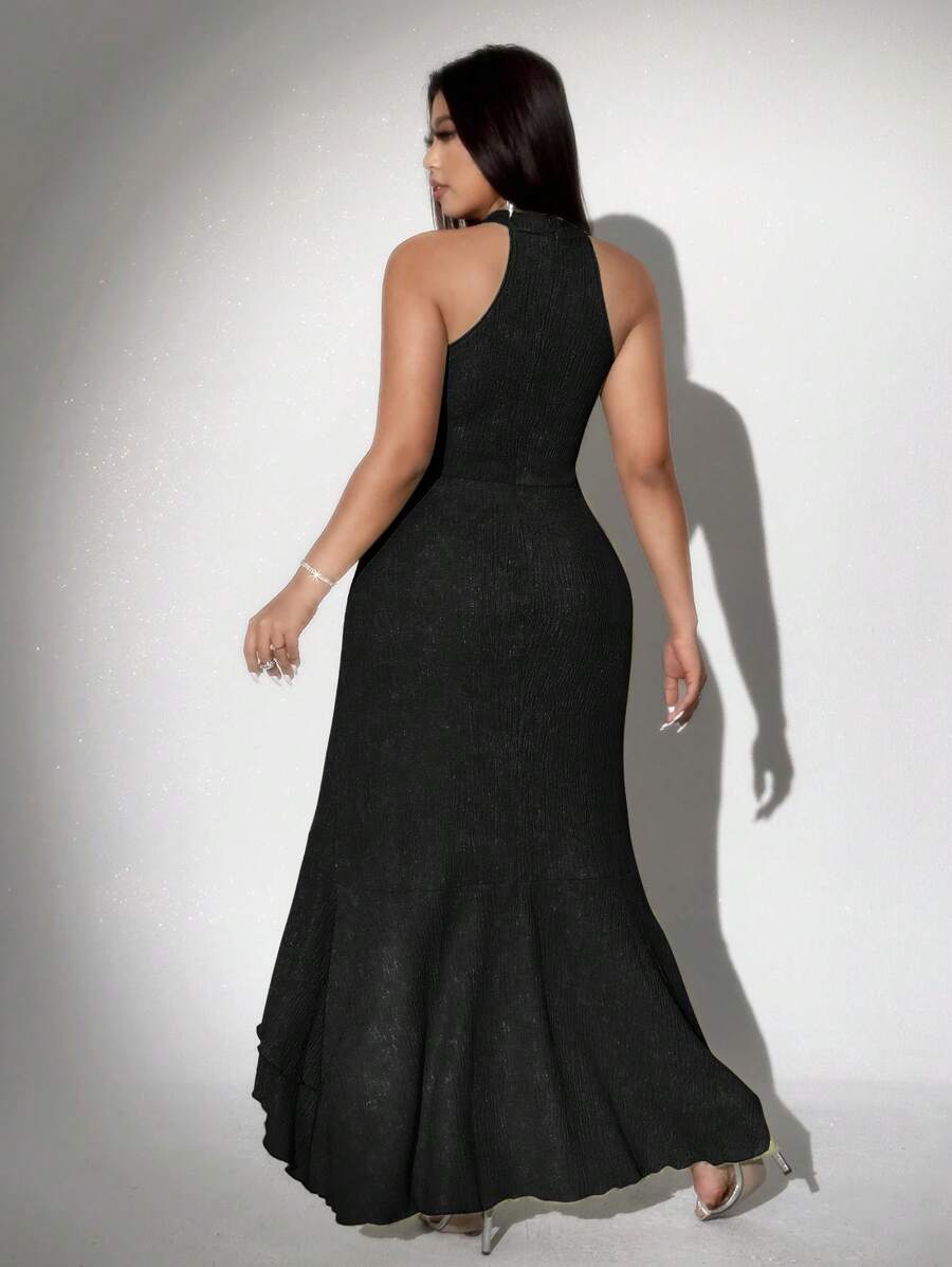 Turn heads effortlessly with this Elegant Plus Size Casual Halter Neck Sleeveless Bodycon Dress. Designed to hug your curves in all the right places, it combines comfort with a flirty silhouette. Perfect for casual outings or dressy occasions, this sleeveless dress lets you show off your shoulders while keeping things chic and playful. Embrace your style and confidence with a dress that’s as fun as you are!