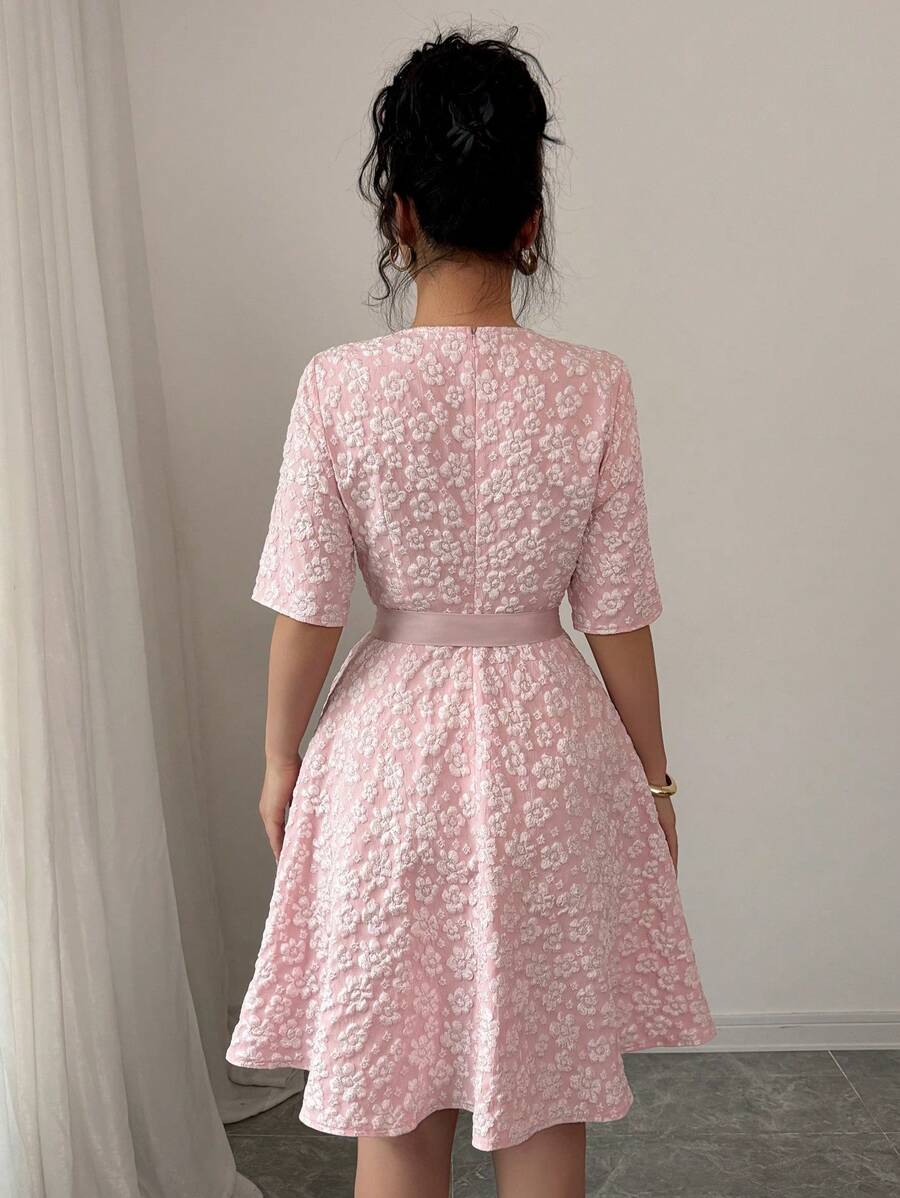 Get ready to turn heads in the unique and elegant Delicate Rafferiza Pink Textured Midi Dress. Perfect for spring and summer, its delicate fabric and stylish design will make you stand out. A must-have for those looking for an elegant and playful option.