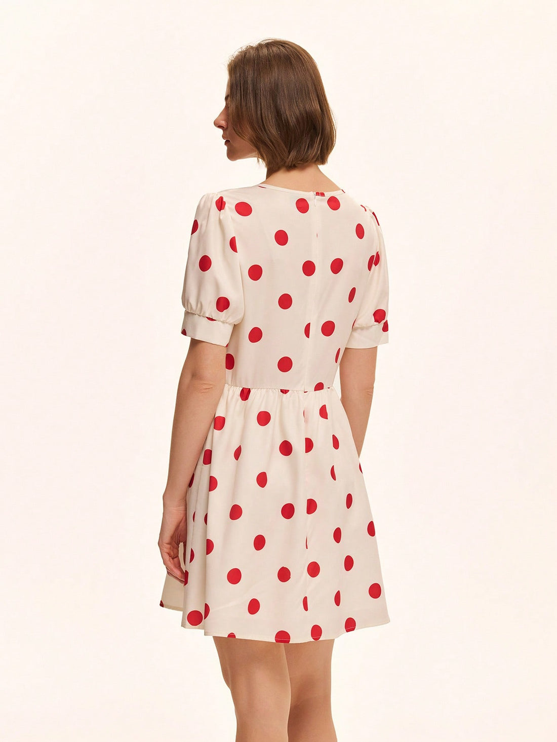 Step into spring and summer with this playful green polka dot dress featuring charming puff sleeves and a flattering waist-cinched silhouette. Inspired by French style, it combines elegance with a fun, flirty vibe perfect for sunny days and breezy evenings.