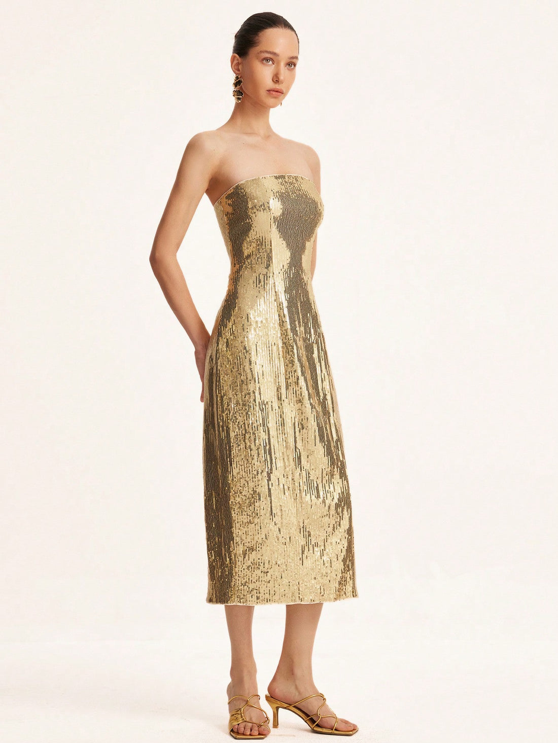 Turn heads and sparkle all night in this Elegant Strapless Sequin Bodycon Dress. Perfect for romantic dates or formal events, its shimmering sequins and figure-hugging fit make you feel confident and dazzling. Slip into this playful yet sophisticated dress and let your style shine!