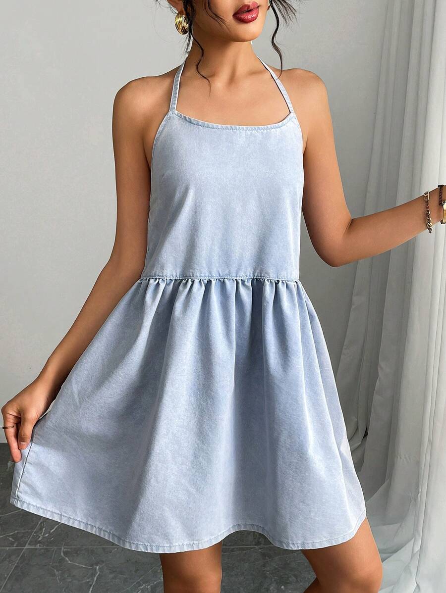 Experience the breathtaking fusion of Americana heritage and sharp, modern architectural tailoring. This stunning backless denim ensemble is meticulously designed for the woman who values a high-fashion, "quiet luxury" approach to seasonal dressing—the ultimate centerpiece for prestigious coastal retreats, exclusive city soirées, and high-authority summer outings.