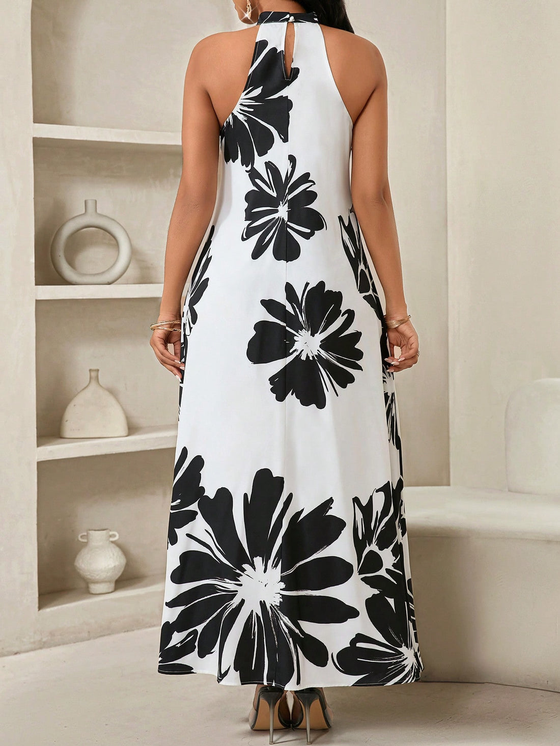 Get ready to turn heads this summer with our Chic Sleeveless Long Summer Dress for Women! Stay stylish and comfortable all day long with this fashionable dress. Perfect for any occasion, this dress will keep you looking and feeling great. Don't sacrifice style for comfort – get the best of both worlds with our Chic Sleeveless Long Summer Dress.