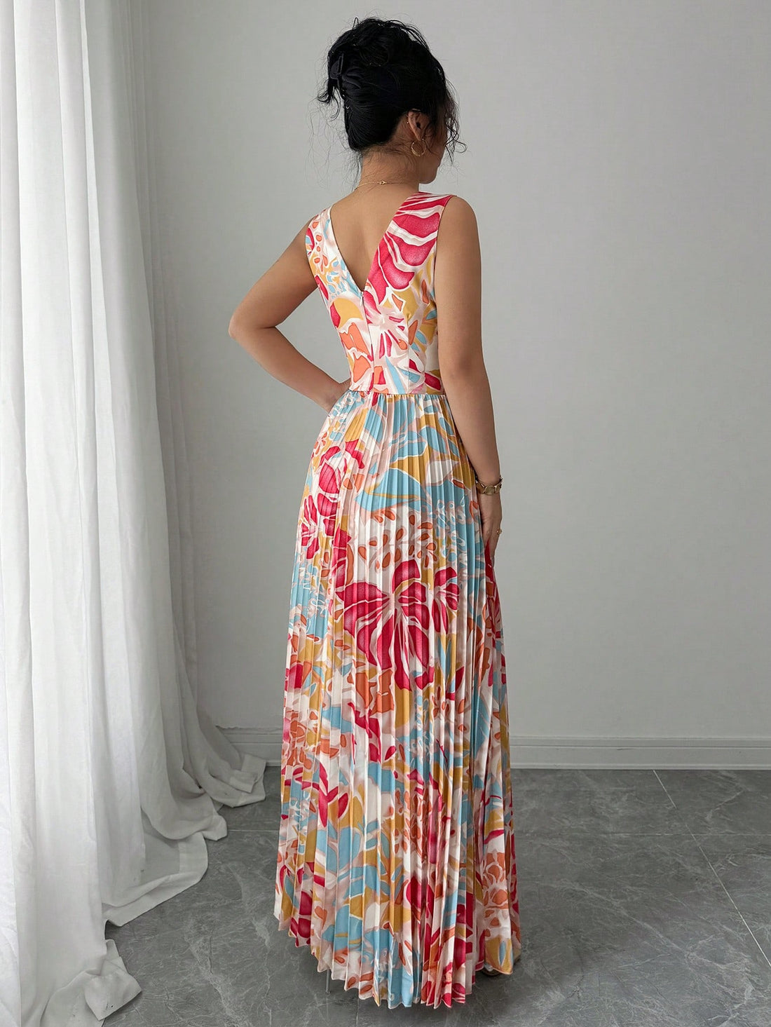 Embrace effortless summer style with the Chic Elenzga Sleeveless Floral Plunge Neck Ruched Festival Dress. This dress features a playful floral print and a plunging neckline for a flirty touch. The ruched detailing adds texture and a flattering silhouette. Perfect for festivals and sunny days ahead!