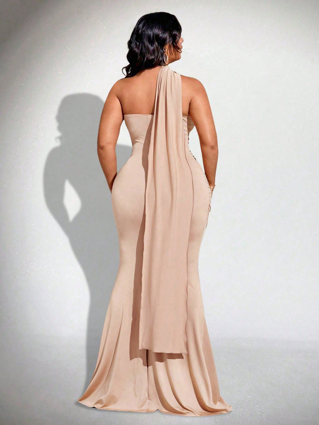 Turn heads effortlessly in this chic plus size mermaid dress, designed with flattering ruching and a stylish halter neck. Its solid color and elegant silhouette make it perfect for any special occasion where you want to shine. Embrace your curves and dance the night away with confidence and flair!
