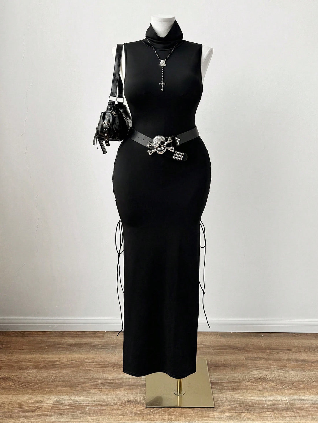 Get ready to turn heads with this Chic Plus Size High Neck Sleeveless Bow Tie Long Dress for Spring & Summer Fashion. Featuring a high neck and bow tie detail, this dress is both stylish and versatile. Perfect for any occasion, it's a must-have for your spring and summer wardrobe.