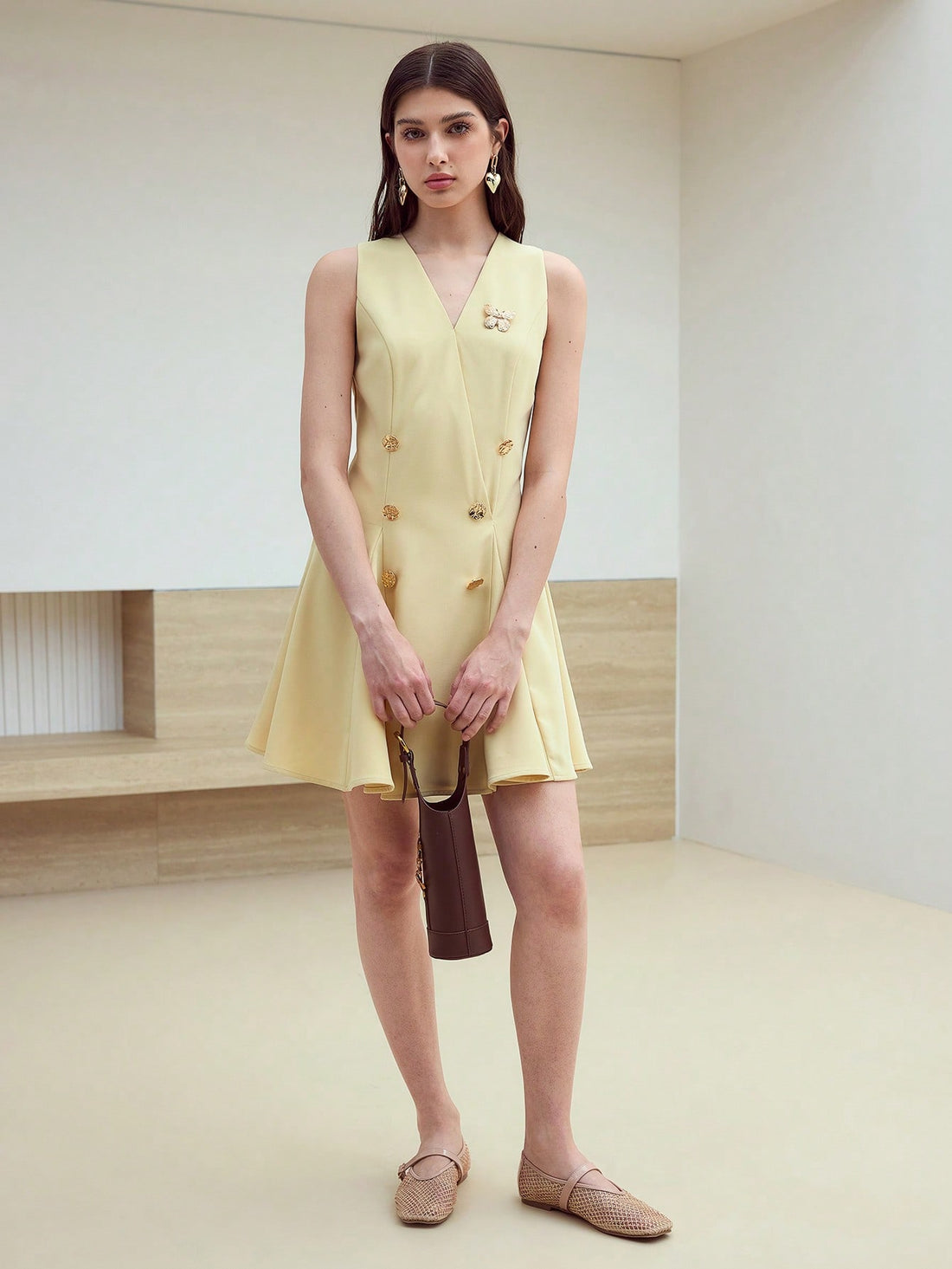 Step out in style with this Elegant V-Neck Flared Dress, designed to bring effortless charm to your everyday look. Its playful flare and comfy fit make it perfect for any occasion, while the handy dual pockets keep your essentials close and your hands free. Dress it up or down—this dress is your new go-to for fun, flirty fashion with a practical twist!