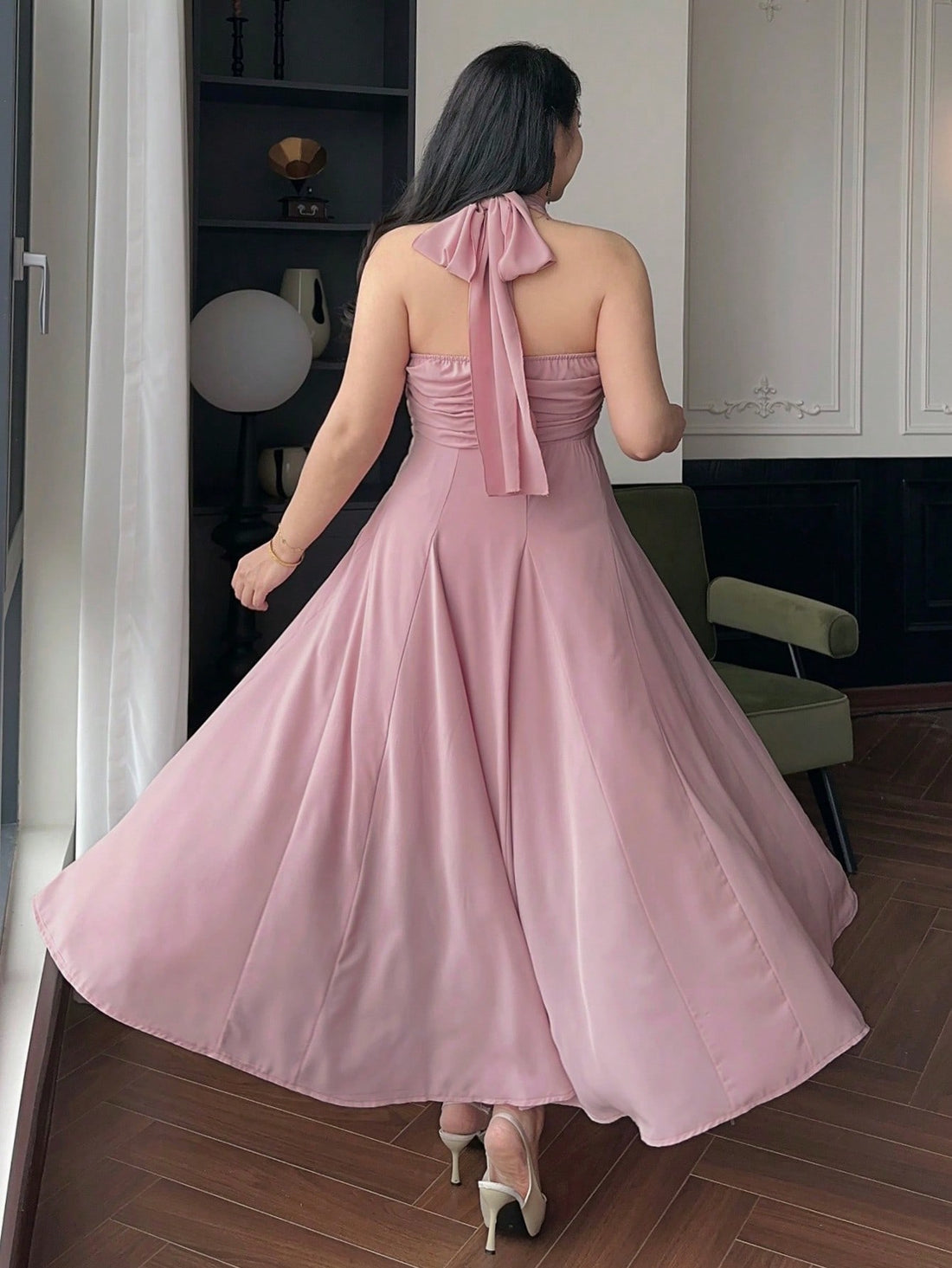 Turn heads this summer with our Plus Size Pink Chiffon Bodycon Halter Dress. Designed to hug your curves in all the right places, its lightweight chiffon fabric keeps you cool while adding a touch of flirty elegance. The halter neckline brings a playful vibe, perfect for sunny days and warm nights. Celebrate your style with comfort and confidence wherever you go!