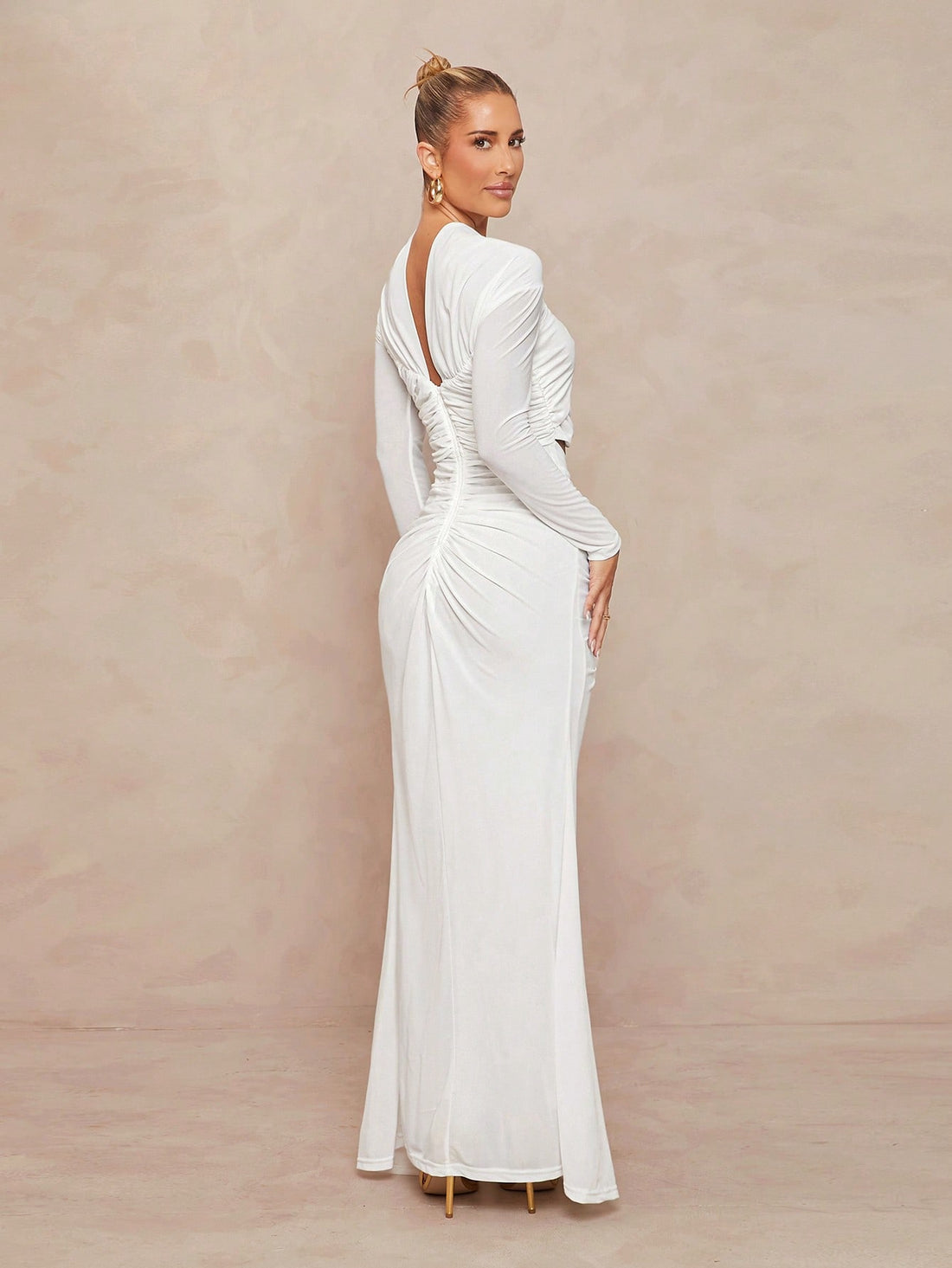 Step into the sunshine with this Elegant Bohemian Long Sleeve Bodycon Dress, made to celebrate the warmth of spring and summer. Its flattering silhouette hugs your curves while the breezy boho vibe keeps things effortlessly cool. Perfect for garden parties, sunset soirées, or any occasion where you want to dance the day (and night) away in style!