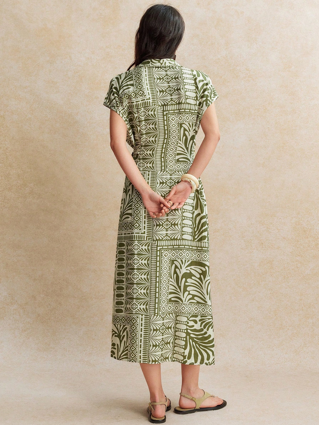 Introducing our Elegant Retro Off-Shoulder Floral Print Dress, complete with a whimsical tie collar for added charm. This dress is perfect for any woman who wants to make a statement while maintaining an air of elegance. Show off your style and personality with this unique and playful piece.