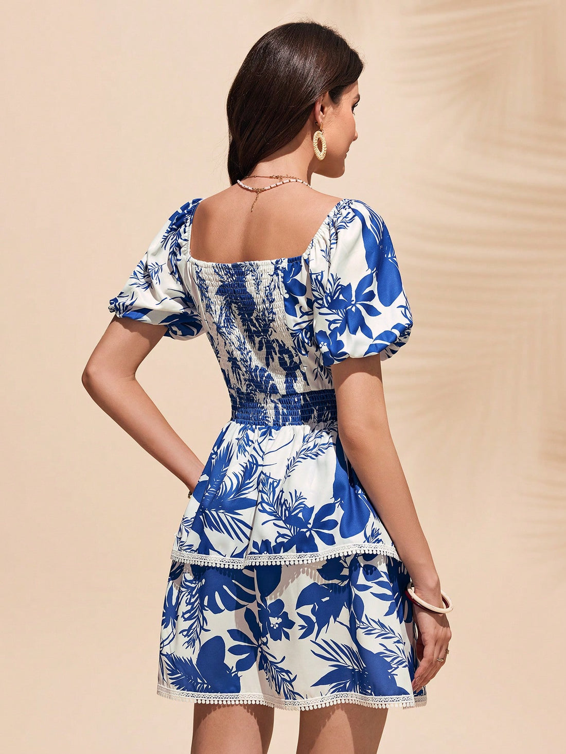 Add a touch of romance to your beach style with our Women's Romantic Floral Print Square Neck Dress. Featuring a flattering square neckline and a beautiful floral print, this dress is perfect for a day at the beach or a romantic dinner. Show off your playful and fun side with this perfect outfit!