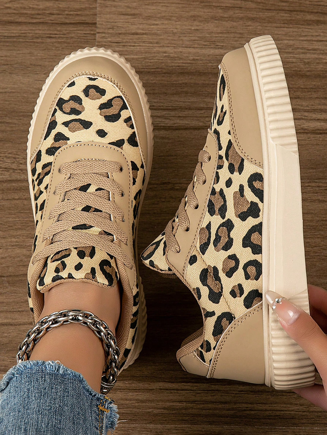 Get ready to lace up your style game with these lightweight, comfortable flat skate shoes for women. Perfect for everyday wear, these sneakers will keep you moving with ease. Say goodbye to clunky shoes and hello to effortless style. Step into comfort and step up your sneaker game!