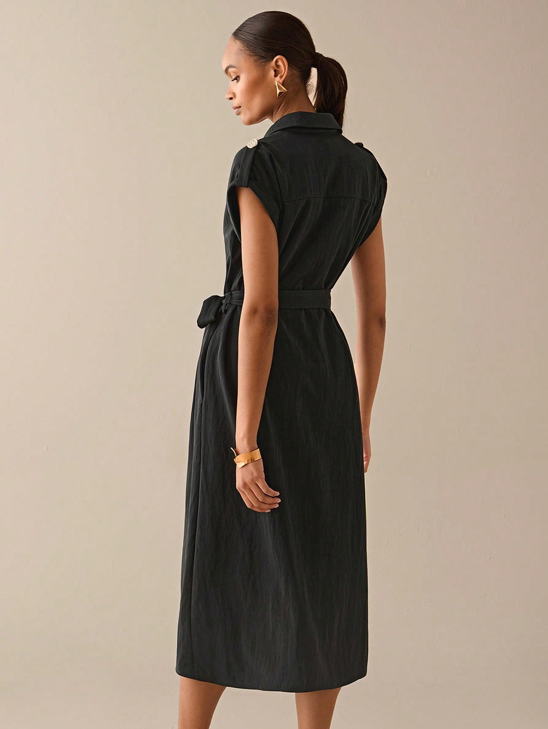 Step out in style with this Women's Solid Color Cuffed Sleeve Midi Dress, perfect for sunny spring and summer days. Its casual shirt dress design offers a relaxed yet chic look, while the cuffed sleeves add a fun, flirty touch. Lightweight and breezy, it’s your go-to for effortless outings, whether brunch with friends or a stroll in the park. Embrace comfort and charm in one playful package!