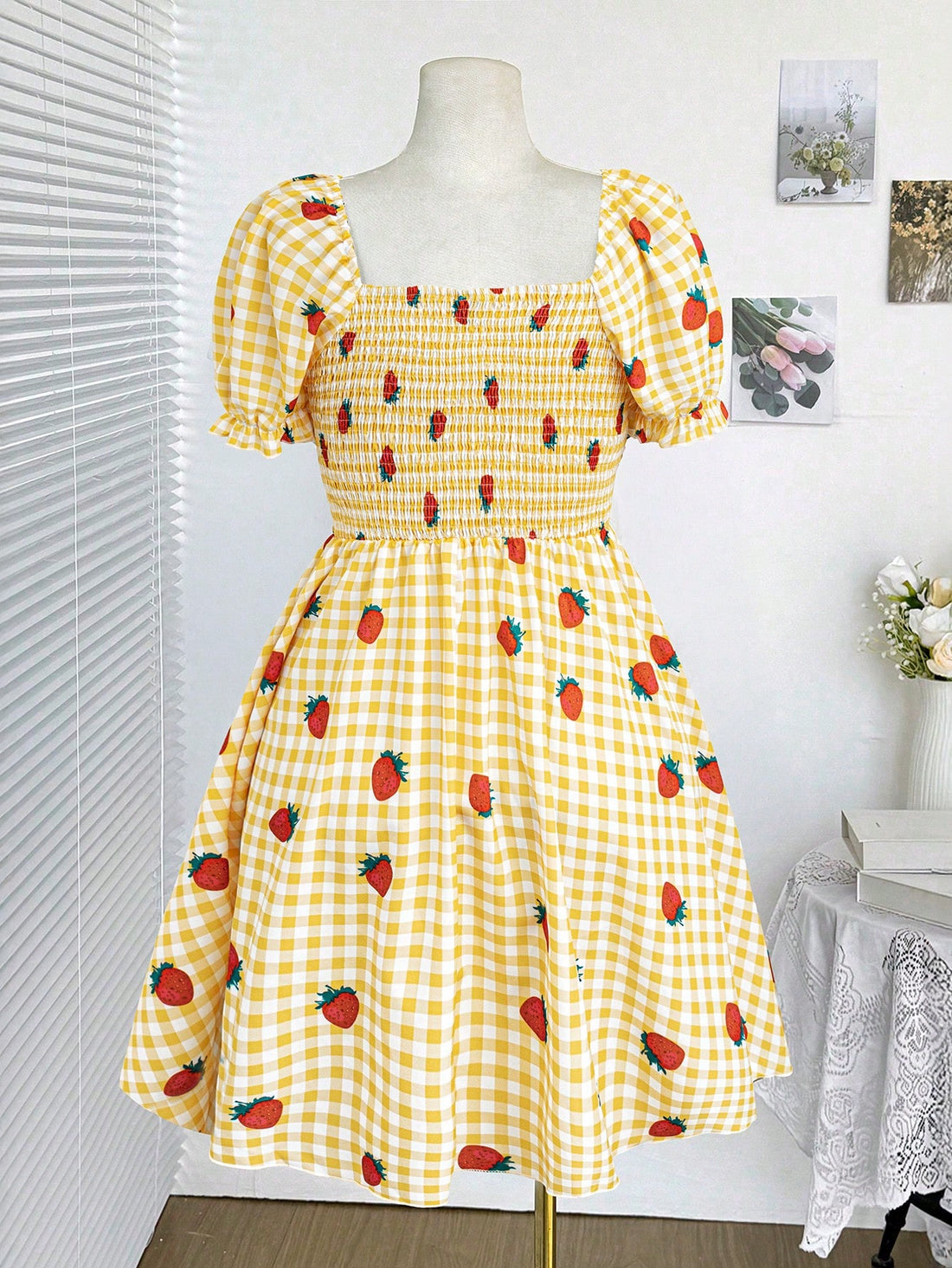 Brighten your getaway with this chic plus size yellow floral print dress. Its vibrant pattern and flattering fit make it the perfect vacation companion, combining comfort and style effortlessly. Whether strolling on the beach or enjoying a sunny brunch, this dress adds a playful pop of sunshine to your wardrobe.