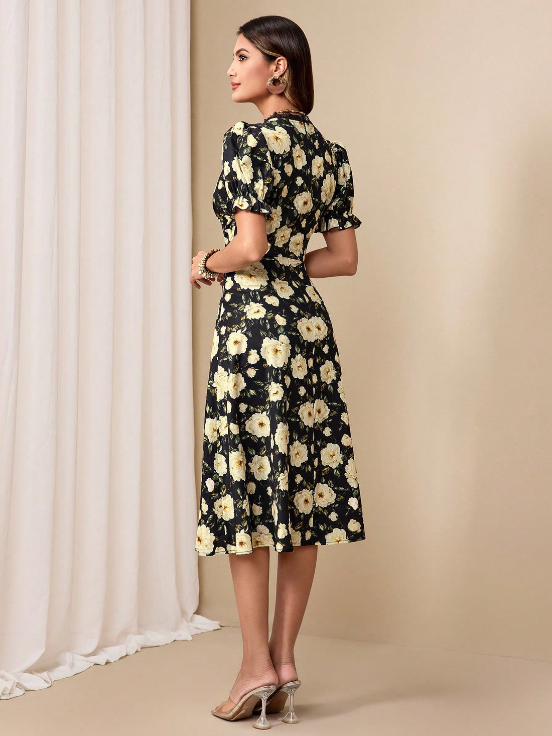 Introducing the Women's Elegant Floral Dress - a timeless style that's perfect for every occasion! This stunning dress features a beautiful floral print that will make you stand out in a sea of solid colors. Its elegant design is both classy and versatile, making it a must-have in your wardrobe.