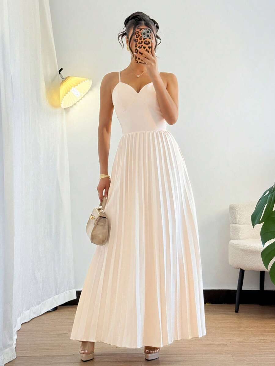 Let your playful and elegant fashion sense shine through with this elegant backless maxi slip dress for women. The pleated hem adds a stylish touch to this solid color dress, making it a versatile and fashionable choice for any occasion. Embrace your unique style with this must-have fashion item.