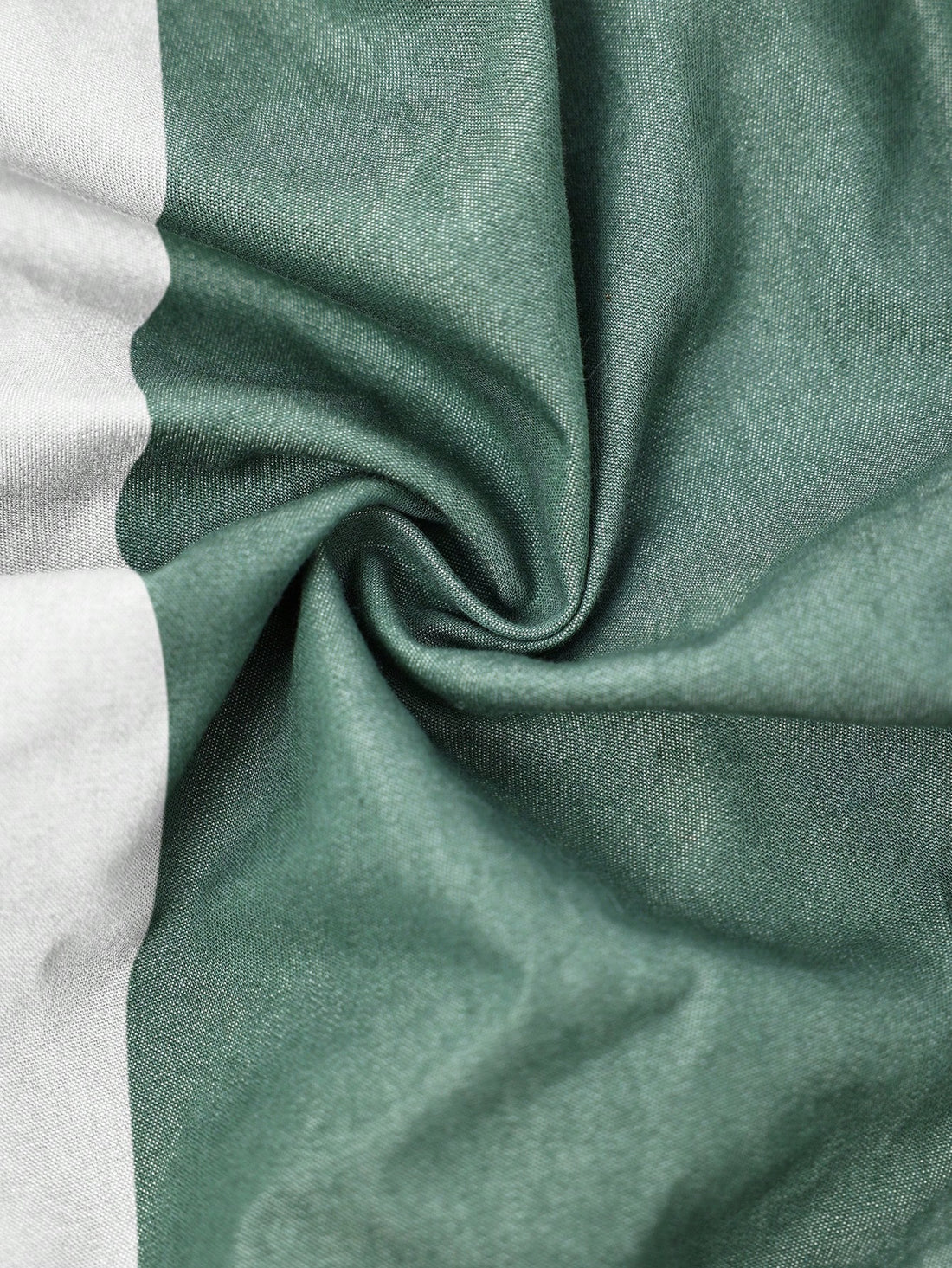 Step out in style with this chic plus size denim pinafore dress featuring a playful ruffle hem. Designed to flatter your curves, it’s perfect for dressing up or down, making it your go-to for any occasion. Comfortable, cute, and effortlessly cool—this dress brings fun and flair to your wardrobe!