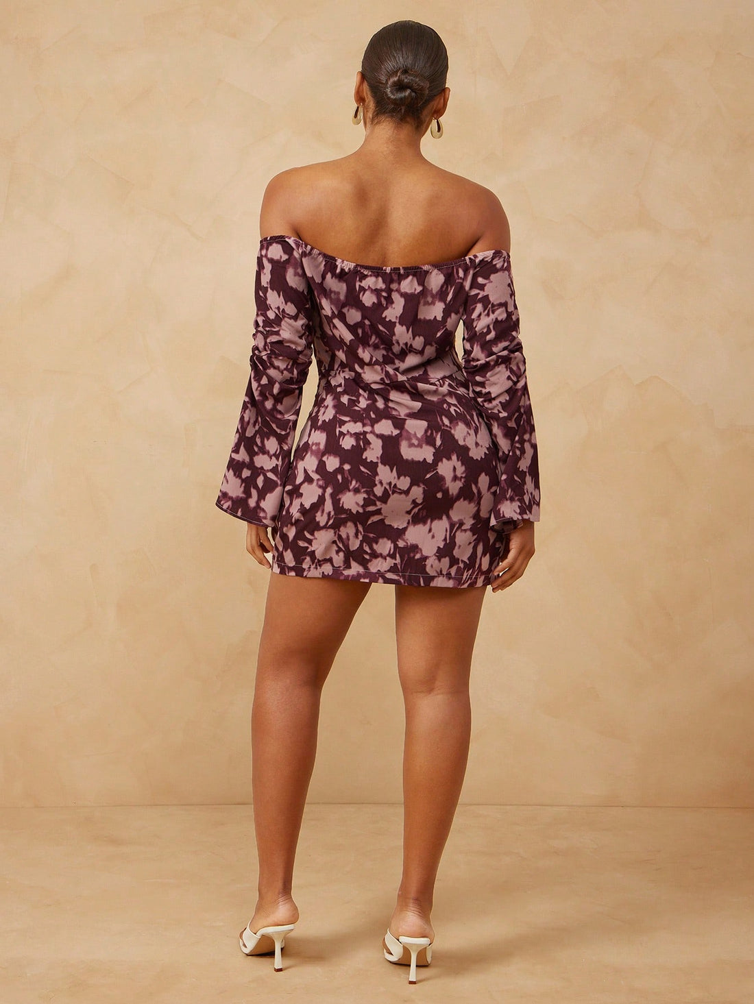 Step into the spotlight with this Plus Size Elegant Floral Print Odd Shoulder Mini Dress! Perfect for vacations or weddings, its playful one-shoulder design adds a flirty twist while the vibrant floral print keeps things fresh and fun. Lightweight and flattering, it’s your go-to dress for twirling through sunny days and dancing the night away with confidence.