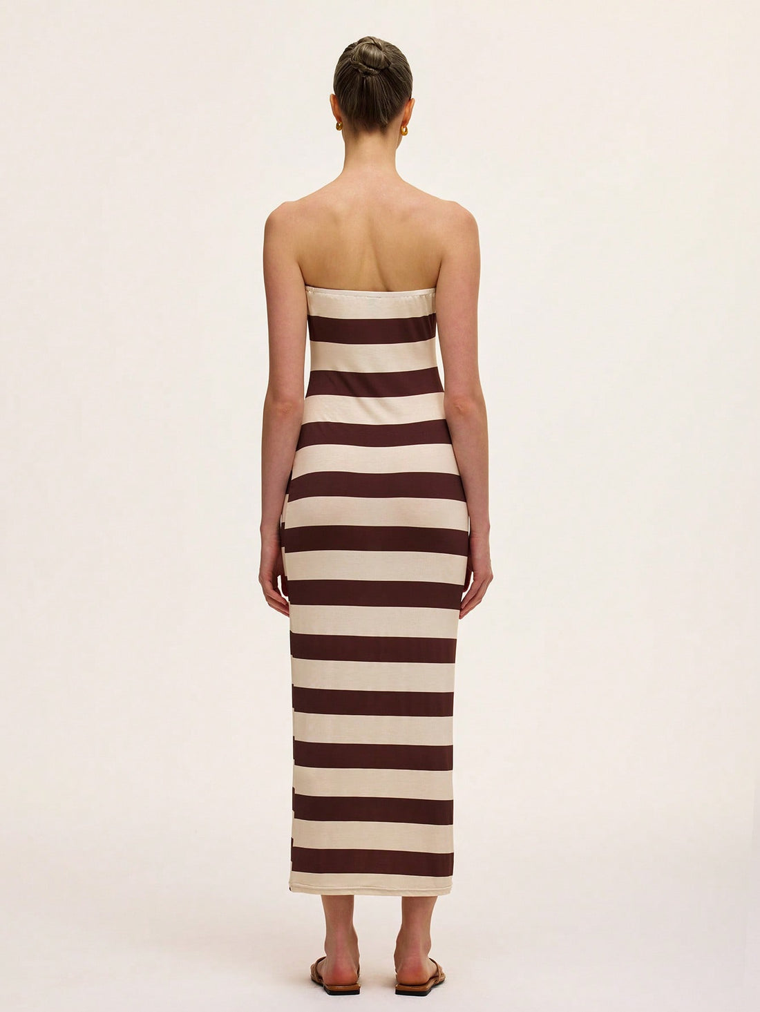 This green bandeau dress hugs your curves with its stretchy, bodycon fit, making it perfect for sunny spring and summer days. The playful striped pattern adds a fun twist to your wardrobe, while the slim silhouette keeps your look sleek and stylish. Easy to wear and hard to ignore!