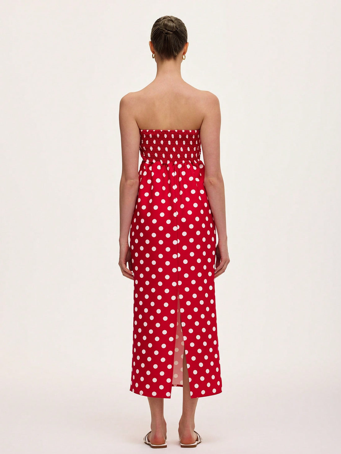 Step into summer with this chic green retro polka dot bandeau dress! Its playful pattern and flattering strapless design make it perfect for sunny days and stylish nights. Lightweight and breezy, it keeps you cool while turning heads wherever you go. Embrace vintage vibes with a modern twist and add a fun, flirty touch to your warm-weather wardrobe.