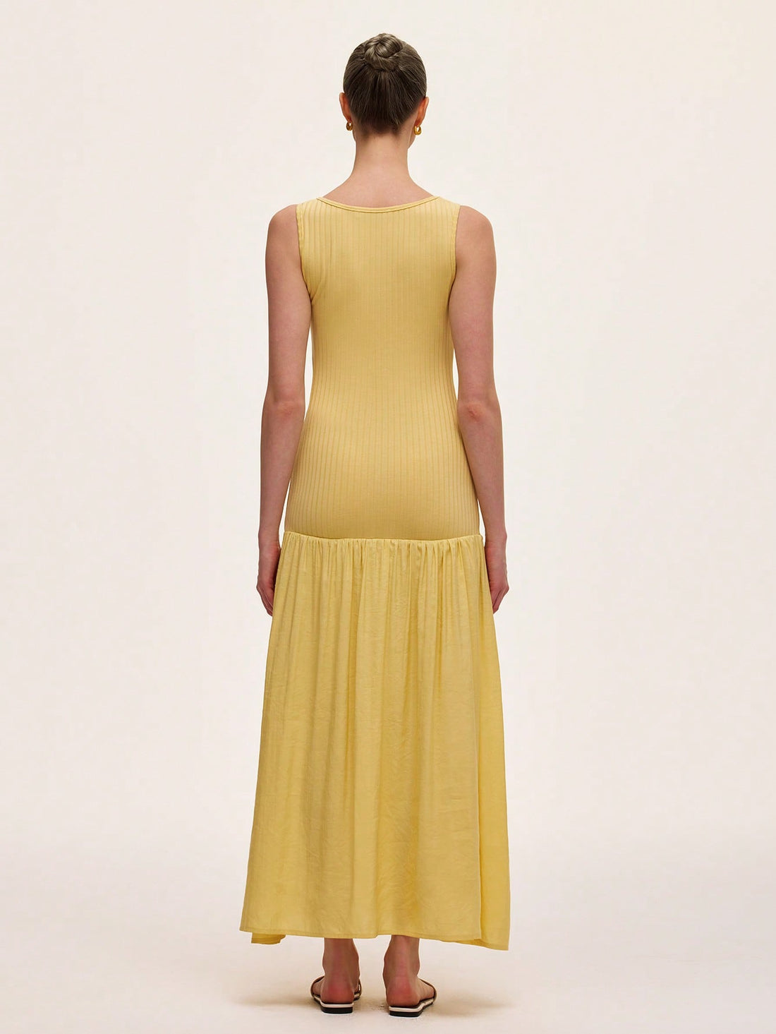 This playful bodycon midi dress features a flattering U-neck and sleeveless design, perfect for showing off your style with ease. The ruched hem adds a fun, flirty touch while hugging your curves for a chic, casual look. Ideal for day-to-night wear, it’s your go-to piece for effortless elegance and a splash of confidence.