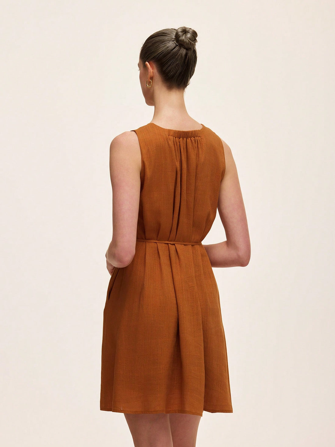 Step out in style with this elegant sleeveless dress featuring a classic round neck and a solid color that’s ready to brighten any occasion. Its simple yet chic design lets you mix and match accessories for a look that’s all your own. Whether it’s a brunch date or a night out, this dress keeps things effortlessly fabulous and fun!