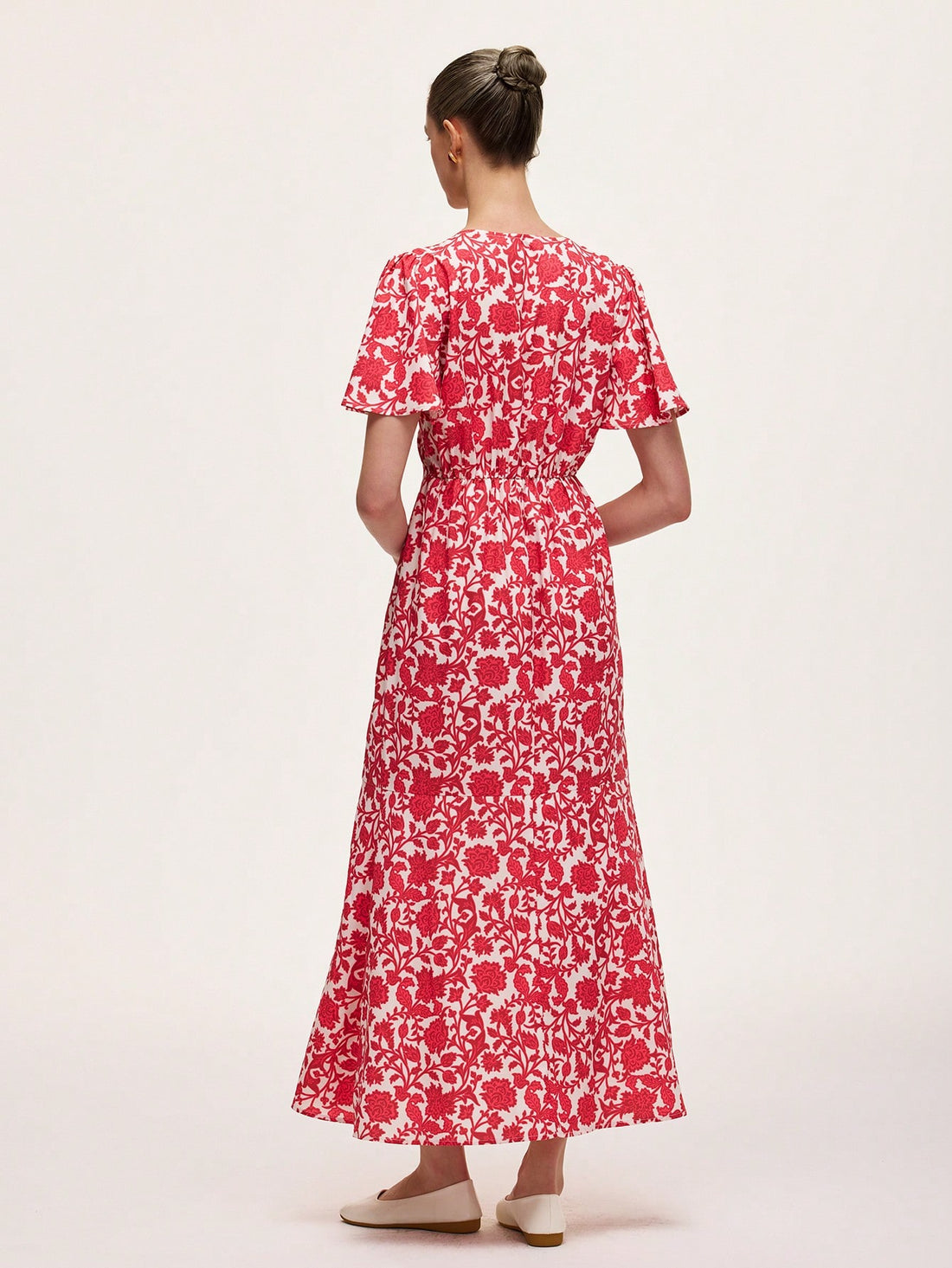 Step into vacation mode with this Elegant Green V-Neck Dress featuring flirty bell sleeves and a playful fishtail hem. Its vibrant green hue and breezy silhouette make it perfect for sunny days and sunset strolls. Effortless style meets comfort, so you can dance, explore, and relax with ease wherever your getaway takes you.