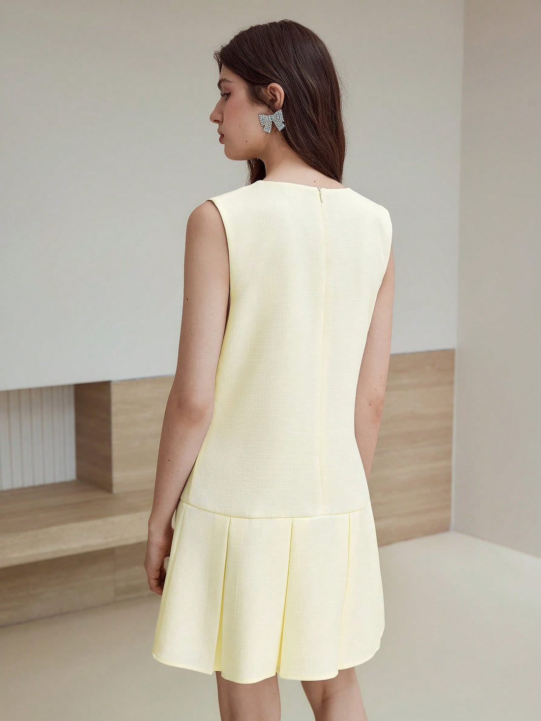 Step out in style with this Elegant Fold Pleated Dress featuring a charming bow detail. Its graceful pleats add movement and flair, making it your go-to choice for everything from brunch dates to evening soirees. Flirty yet sophisticated, this dress effortlessly blends comfort with a playful touch, ensuring you feel fabulous wherever you go.