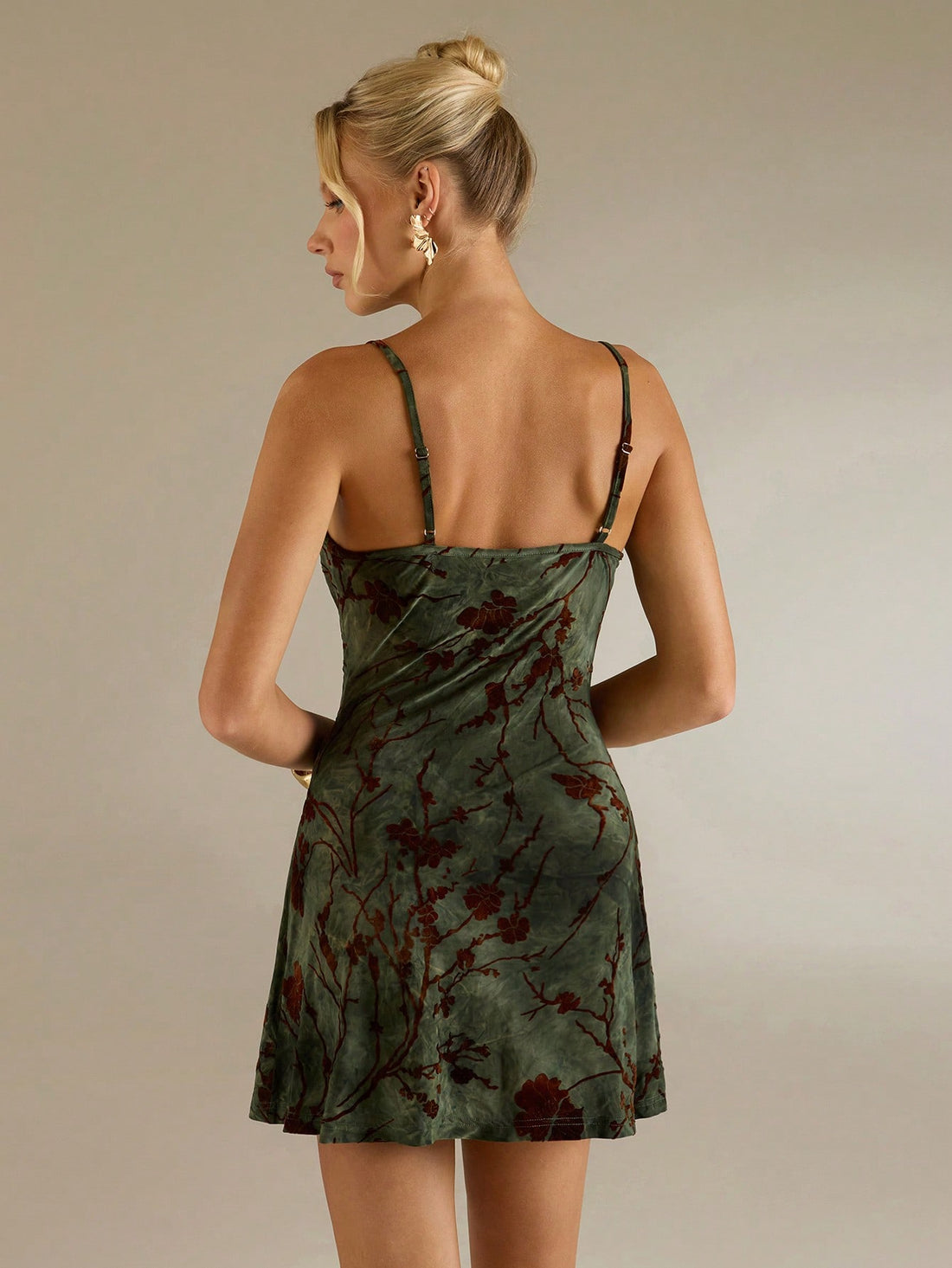 Step out in style with the Women’s Minimalist Fitted Camisole Dress—a sleek, simple piece that hugs your curves just right. Perfect for layering or wearing solo, this dress adds a touch of effortless chic to any occasion. Whether you're heading out for brunch or a night on the town, its clean lines and comfy fit make it your new go-to wardrobe hero. Play up your look with bold accessories or keep it cool and casual—the choice is yours!