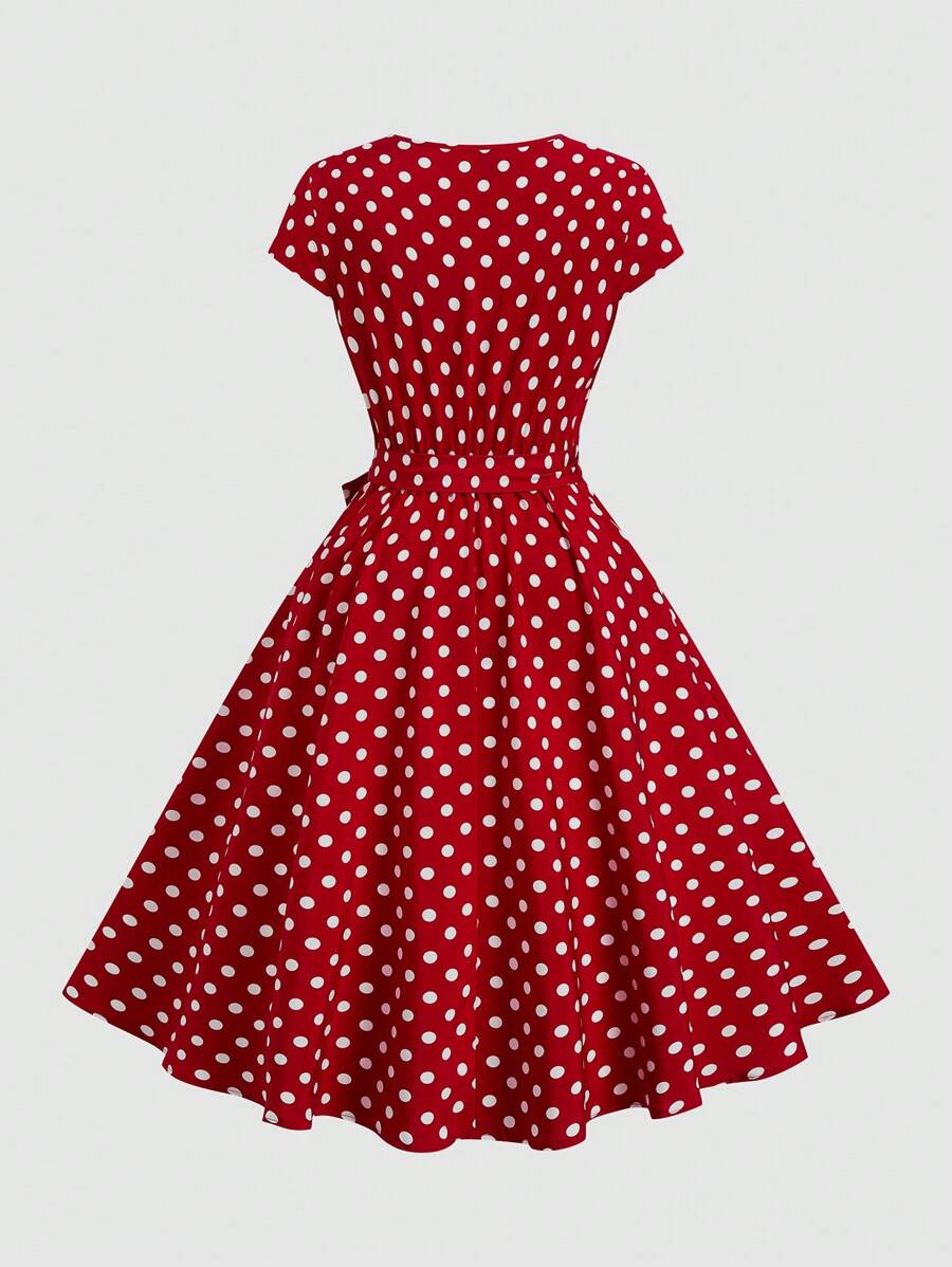 Experience the breathtaking fusion of heritage pin-up artistry and sharp, modern architectural tailoring. This stunning belted ensemble is meticulously designed for the woman who values a high-fashion, "quiet luxury" approach to seasonal dressing—the ultimate centerpiece for prestigious garden retreats, exclusive romantic soirées, and high-authority social engagements.