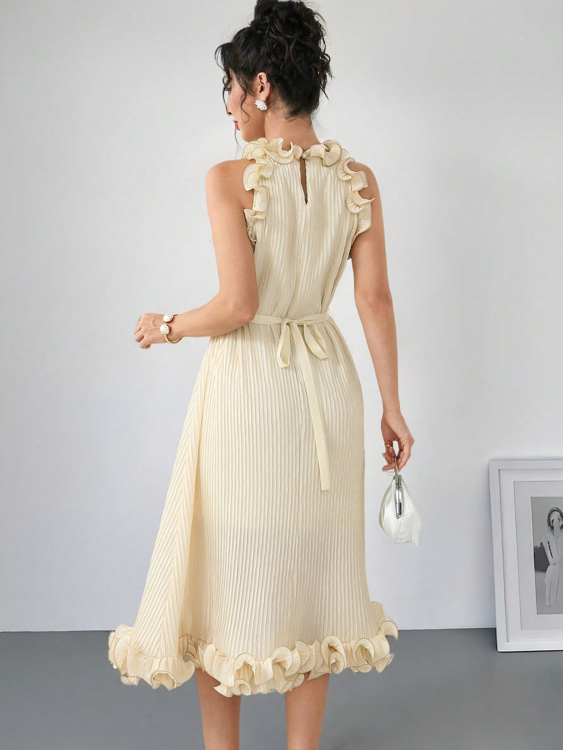 Stay cool and fabulous in this Chic Summer Solid Color Sleeveless Dress. Designed for effortless elegance, it perfectly blends style and comfort, making it your go-to choice for sunny days and warm nights. Slip into this playful yet sophisticated dress and let your summer adventures begin!