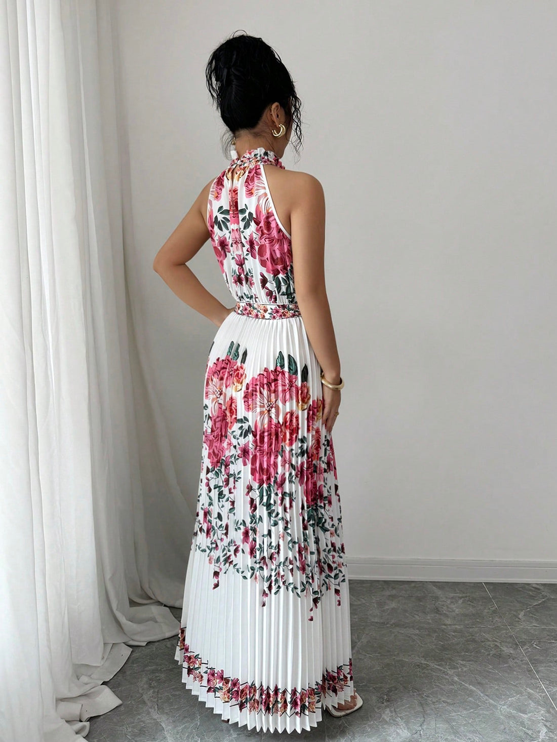 This chic floral maxi dress will make you the talk of the town! Show off your style with this stylish and comfortable dress, perfect for any spring or summer occasion. The elegant floral print adds a touch of sophistication, making you stand out in the crowd. Get ready to receive compliments!