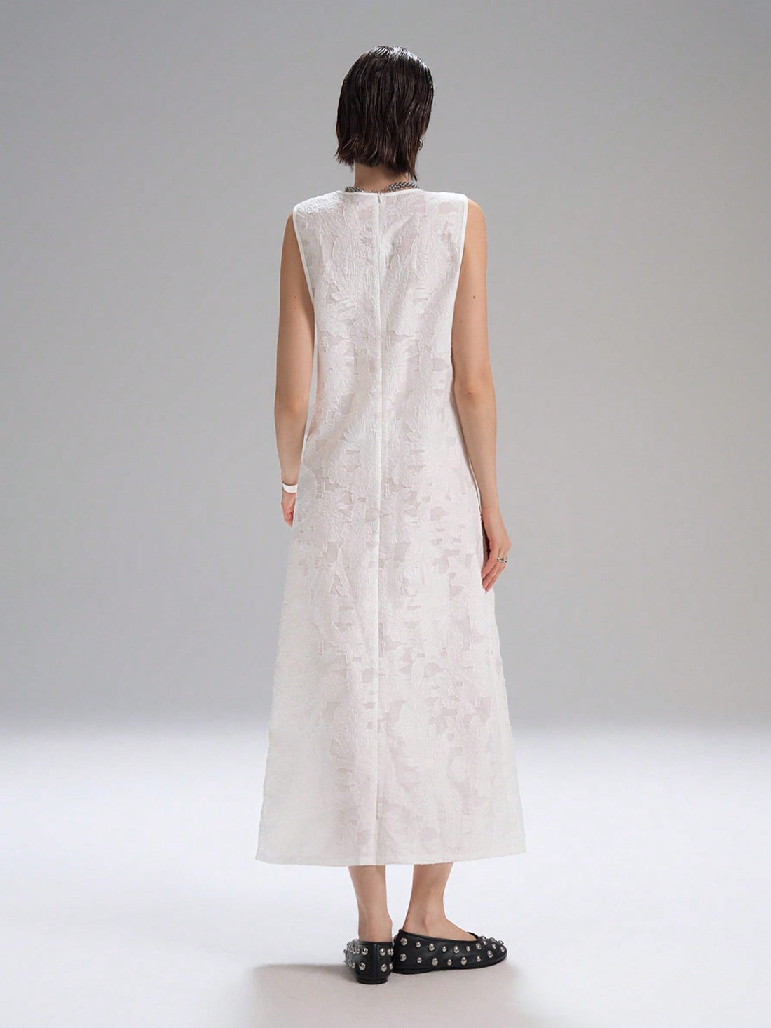 Step into sunshine with this Elegant Summer Floral A-Line Maxi Dress. Its sleeveless, round neck design keeps you cool while the flowing A-line silhouette flatters every figure. Perfect for garden parties or beach strolls, this dress combines comfort and charm with a playful floral print that brightens your day.