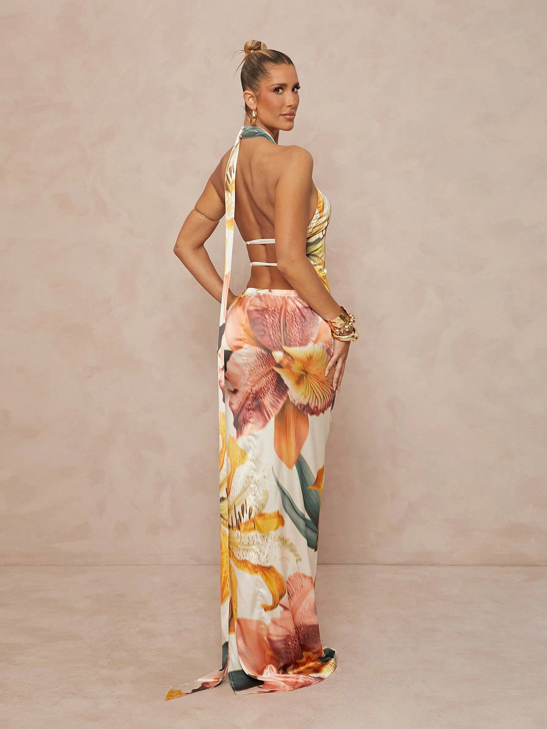 Step out in style with this Chic Oversized Floral Print Neck Tie Dress, designed for free spirits who love a touch of elegance. The bold floral print and flowing oversized fit bring bohemian vibes, while the high slit adds just the right amount of flirtiness. The neck tie detail lets you play with your look—tie it up for chic sophistication or let it flow for relaxed charm. Perfect for sunny days, festivals, or casual nights out, this dress is your go-to for effortless style and comfort.