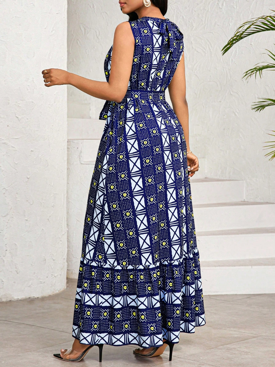 Give your wardrobe a fun and flirty update with our Chic Geometric Print Sleeveless Casual Dress for Women! This dress is perfect for any holiday occasion, with a flattering fit and eye-catching print. Add a touch of playfulness and style to your look while staying comfortable all day long.