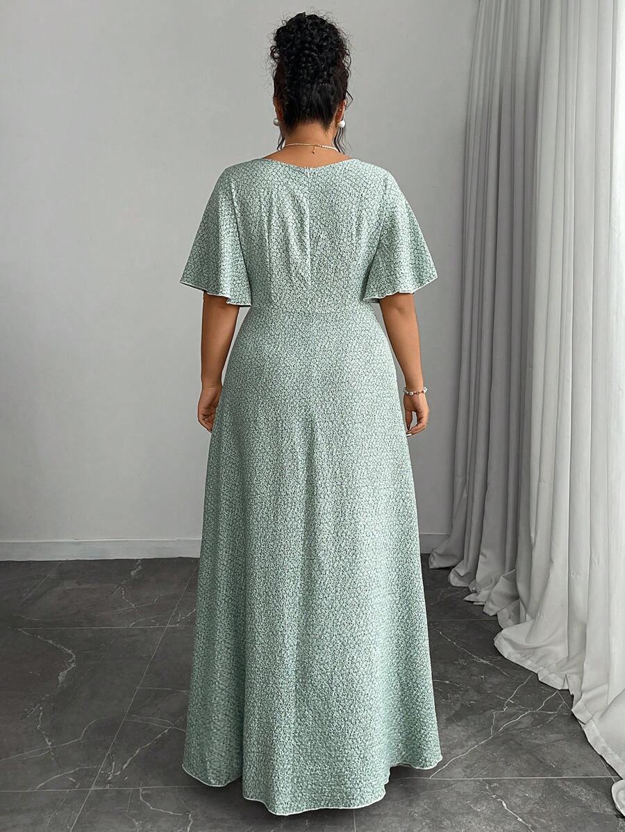 Bloom into confidence with this charming plus-size A-line dress! The lush green floral print brings garden-fresh vibes to your wardrobe, while the flattering A-line silhouette skims beautifully over curves. Sweet cap sleeves and a trendy square neckline frame your shoulders perfectly, creating an effortlessly chic look that works for brunch dates, garden parties, or casual weekend adventures. Comfortable, stylish, and undeniably fun—this dress is your new go-to for feeling fabulous.