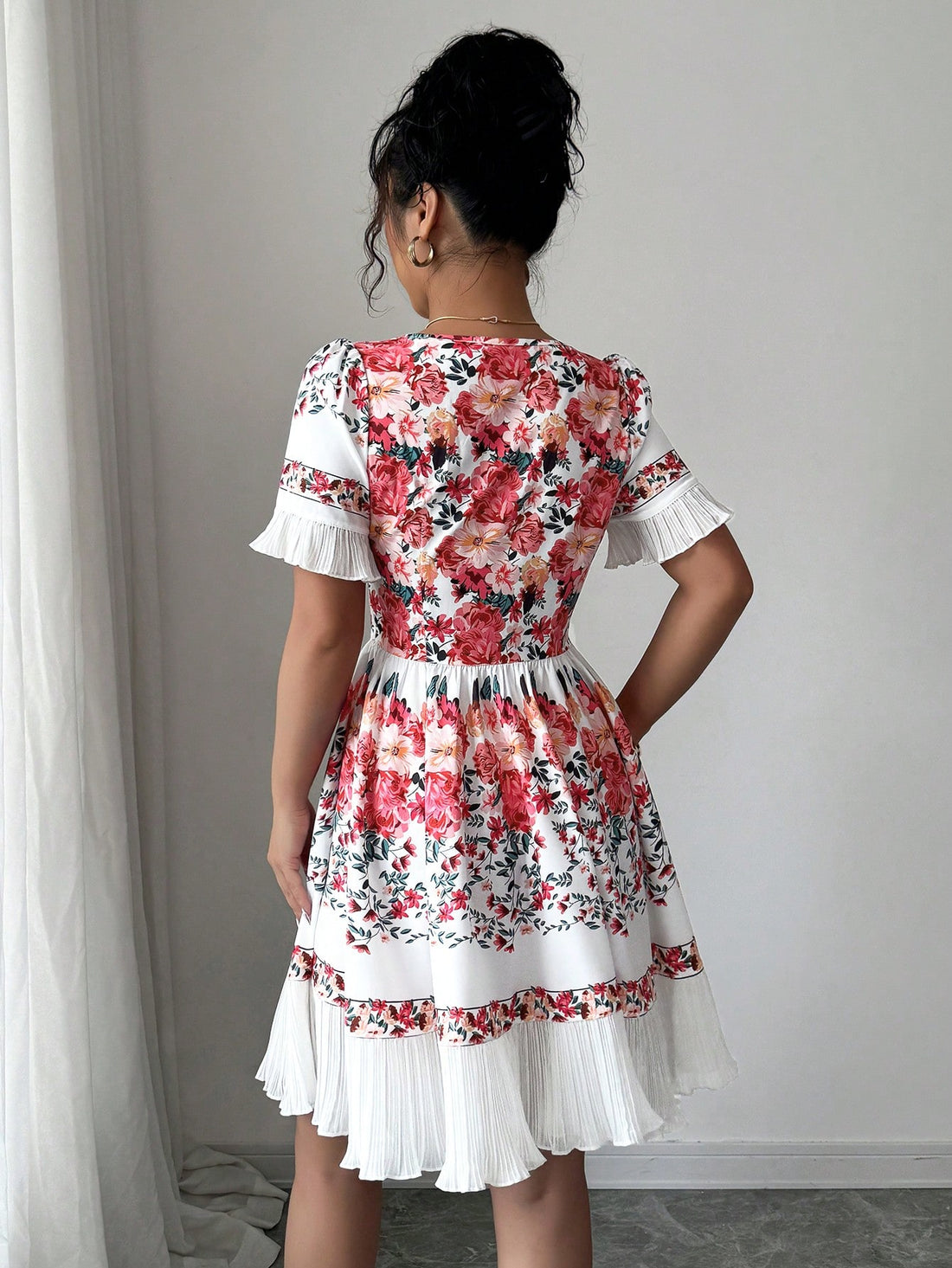 Step into sunshine with this Elegant Mid-Calf Floral Dress, designed to make every moment feel like a romantic getaway. The flattering V-neck and playful A-line silhouette bring out your inner charm, while the ruffled hem adds a flirty touch perfect for spring and summer days. Breezy and beautiful, it’s your go-to dress for twirling through warm-weather adventures with style and grace.